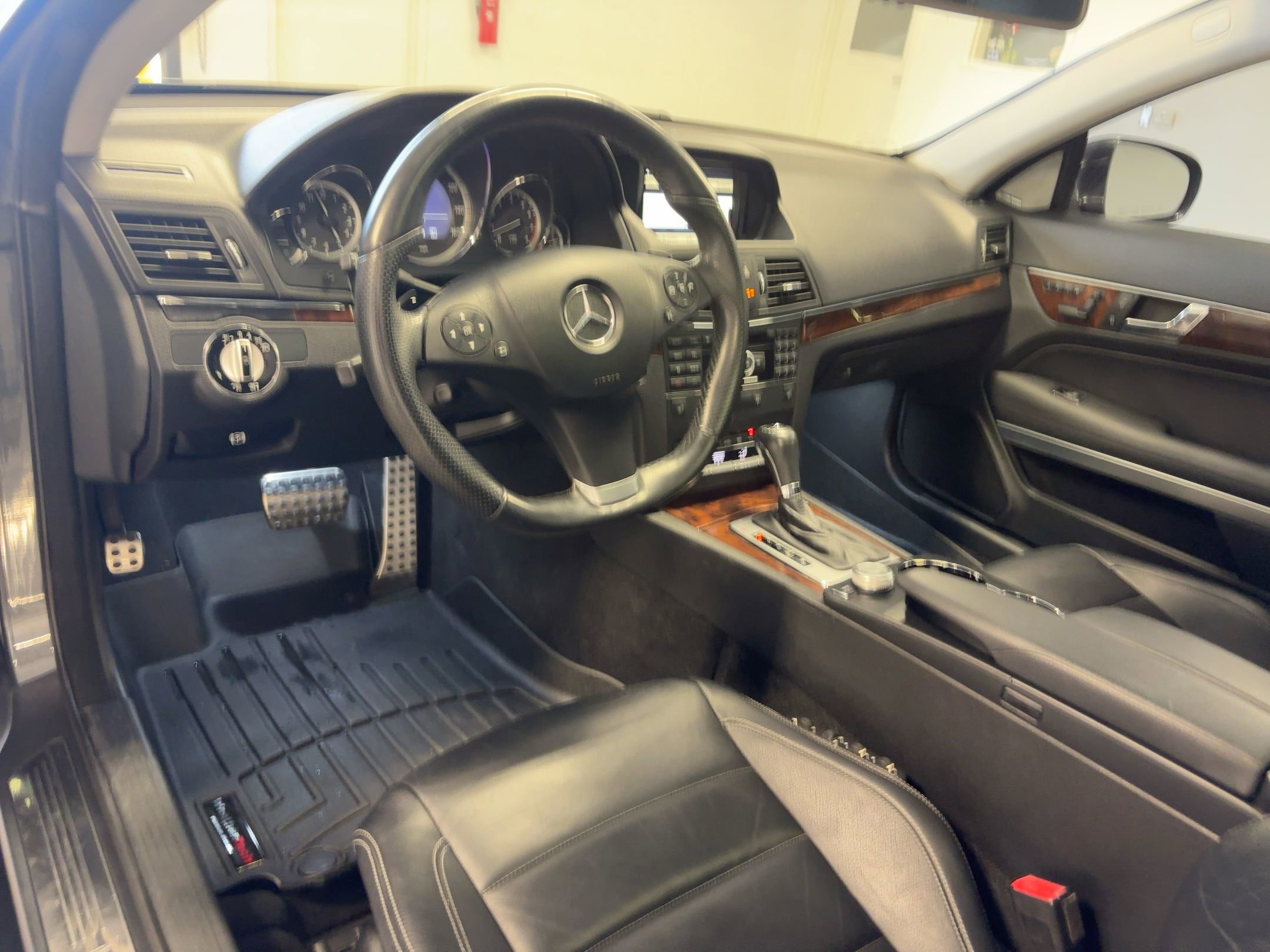 2010 Mercedes Benz E 550 Coupe photo 3