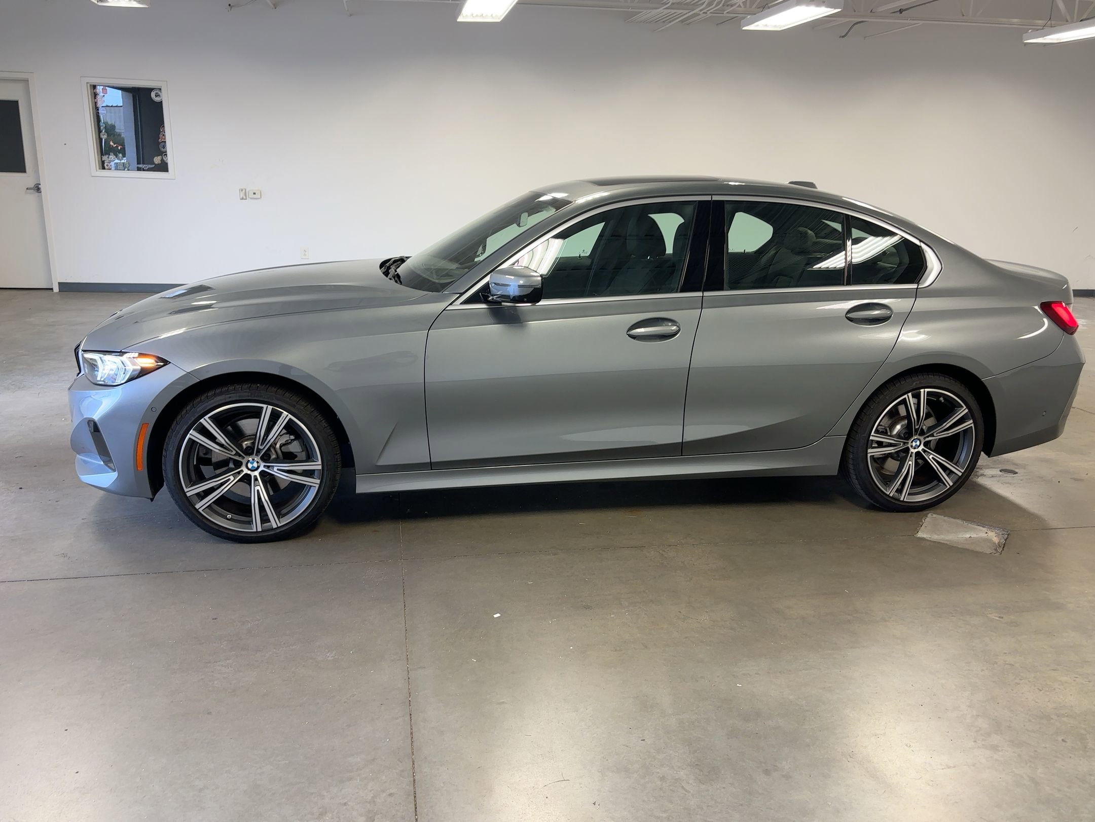2024 Bmw 330i photo 2