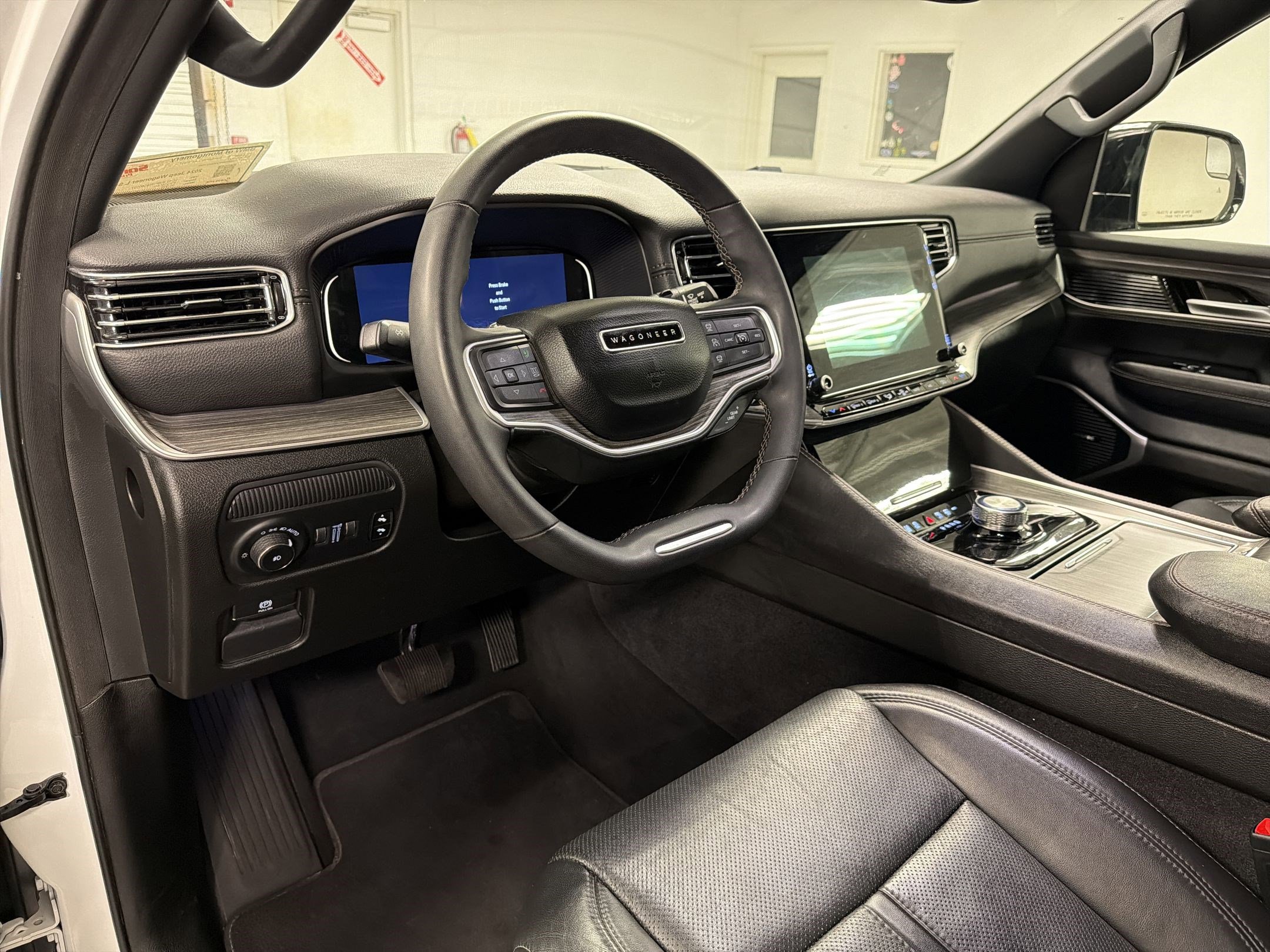 2024 Jeep Wagoneer L Series II photo 2