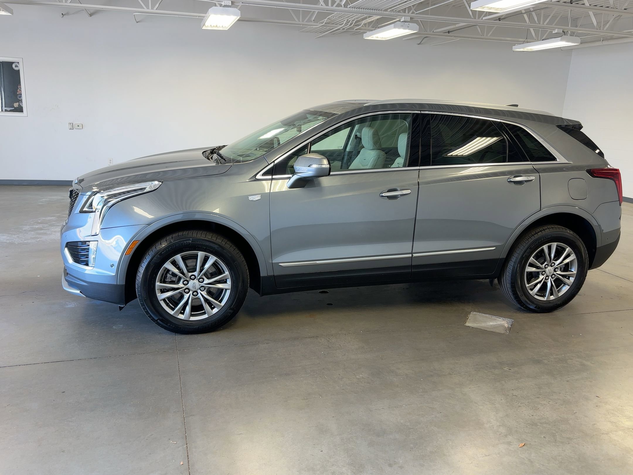 2022 Cadillac XT5 Premium Luxury photo 2