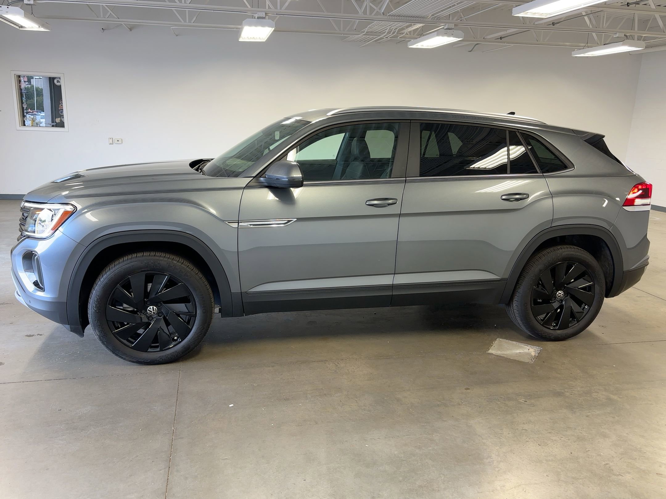 2025 Volkswagen Atlas Cross Sport SE Technology photo 2