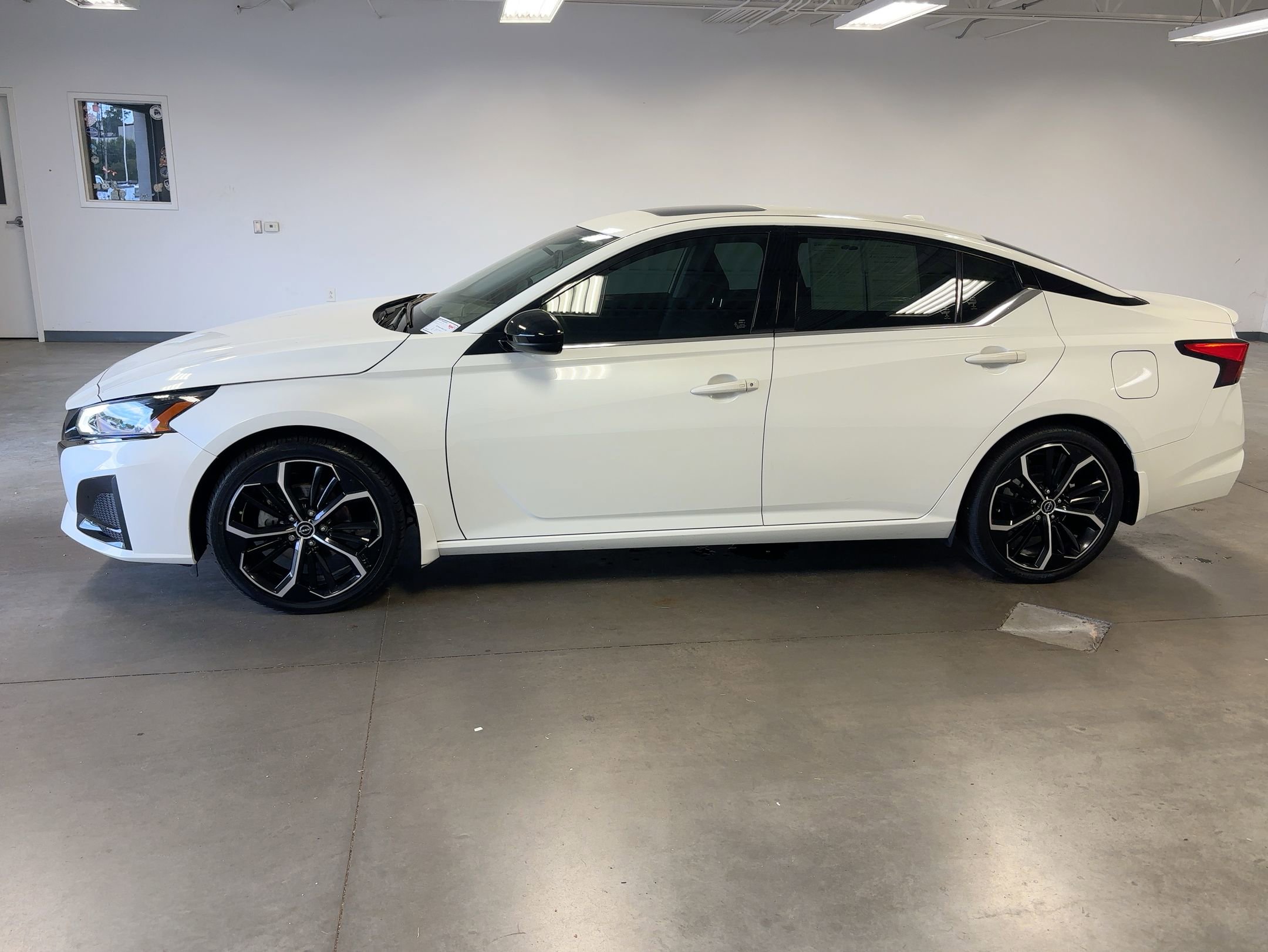 2023 Nissan Altima 2.5 SR photo 2