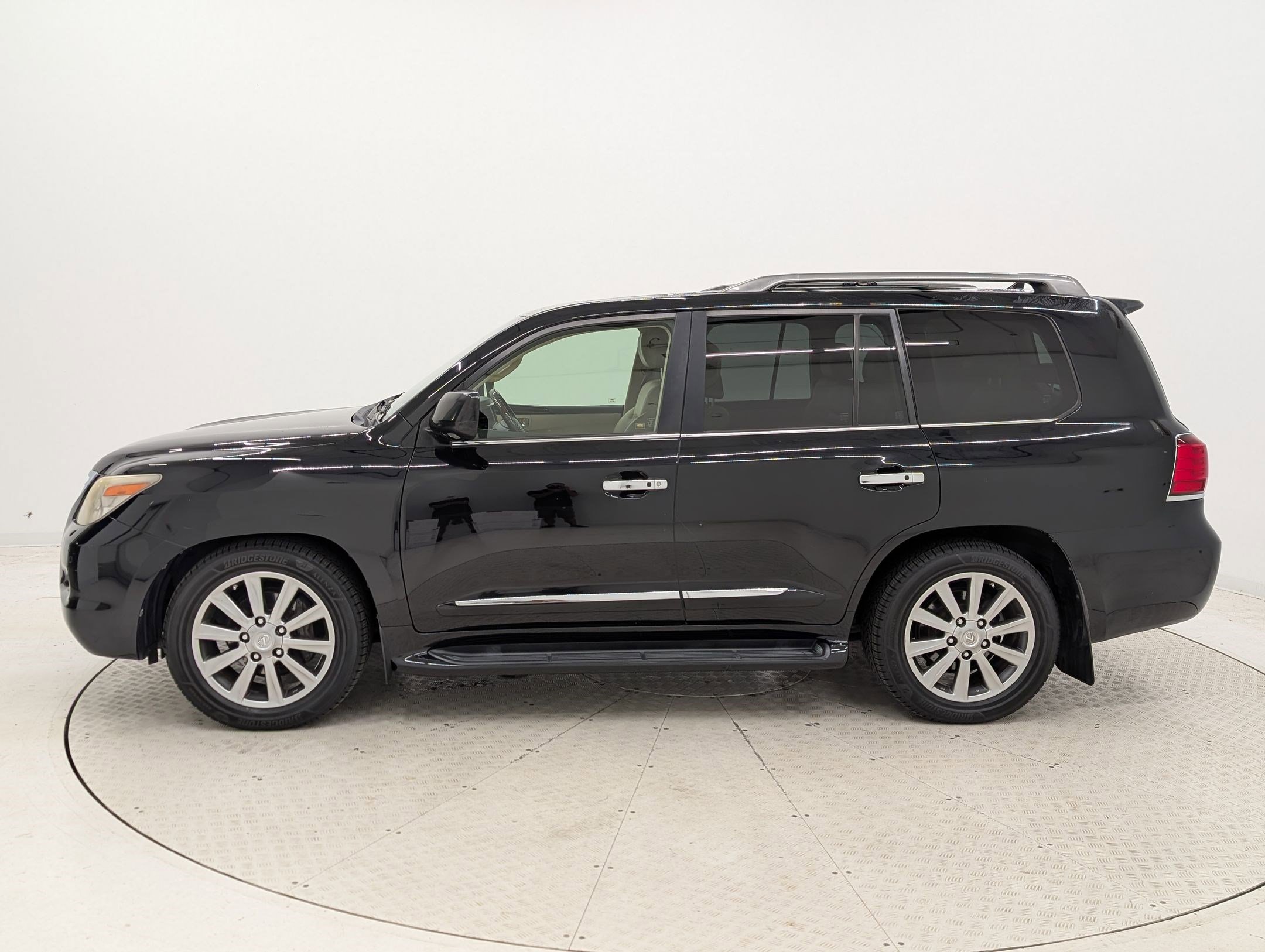 2010 Lexus LX 570 photo 2