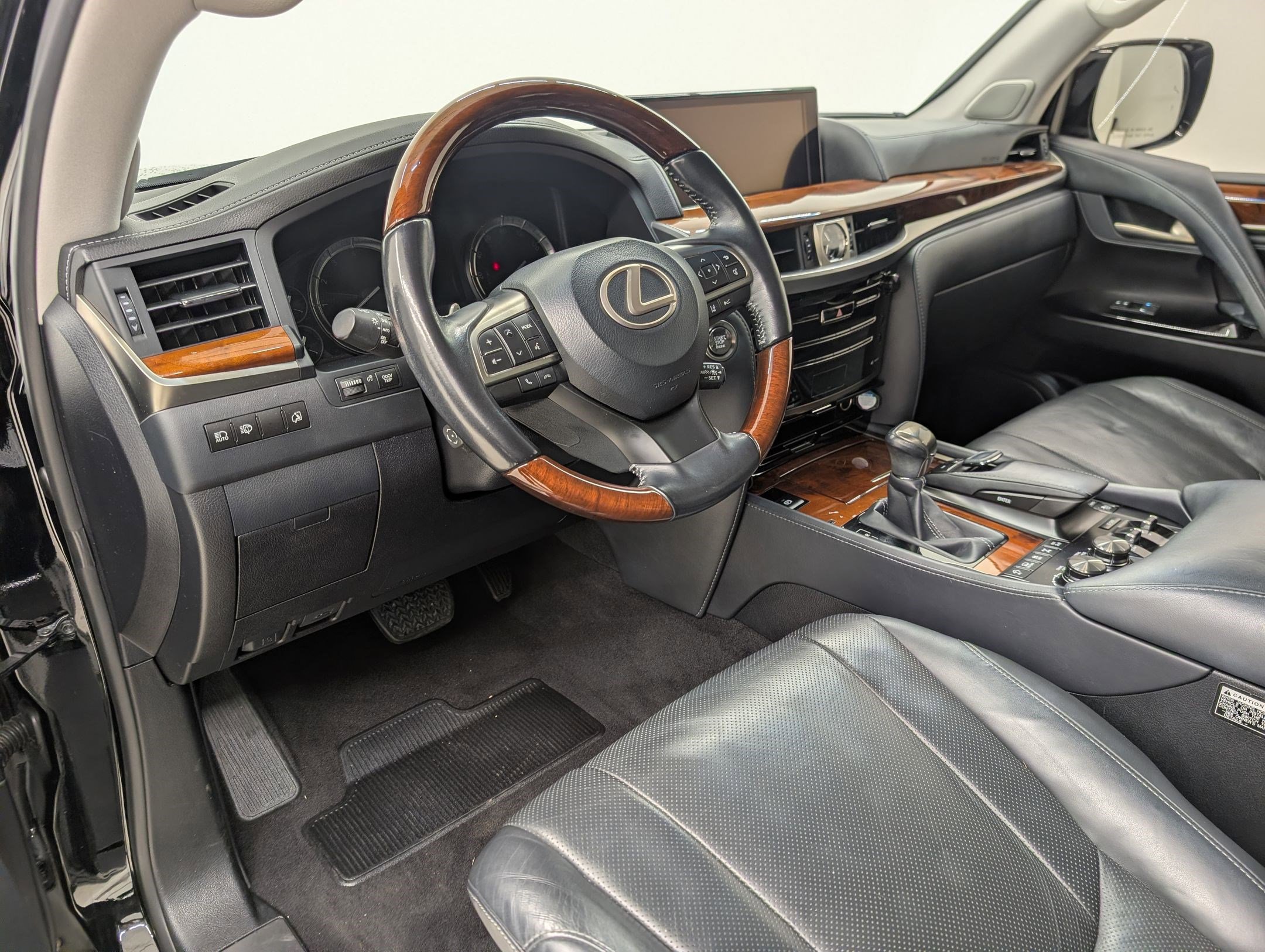 2020 Lexus LX 570 photo 3