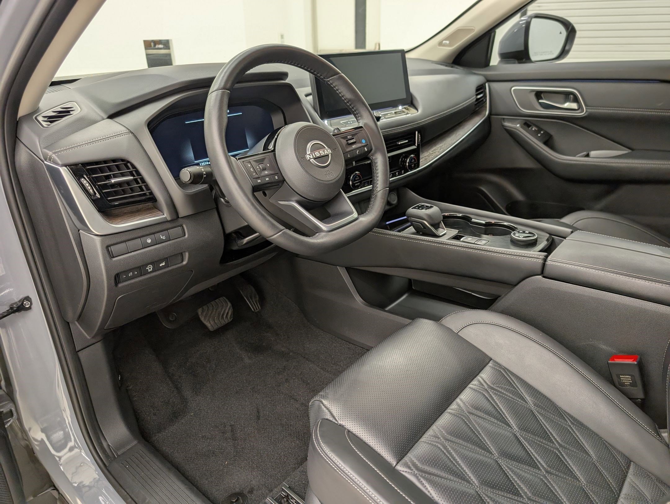 2024 Nissan Rogue Platinum photo 2