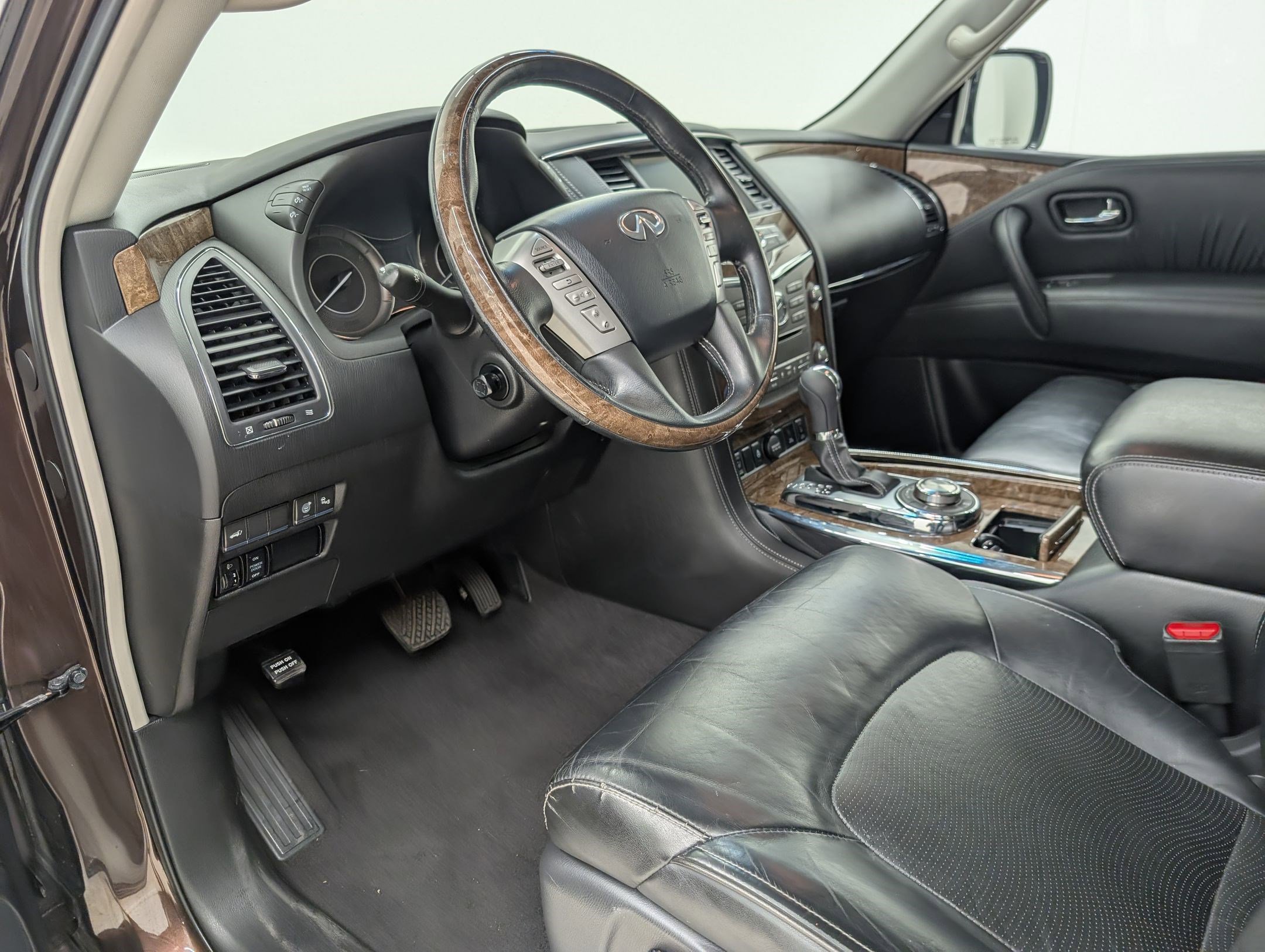2017 Infiniti QX80 photo 4