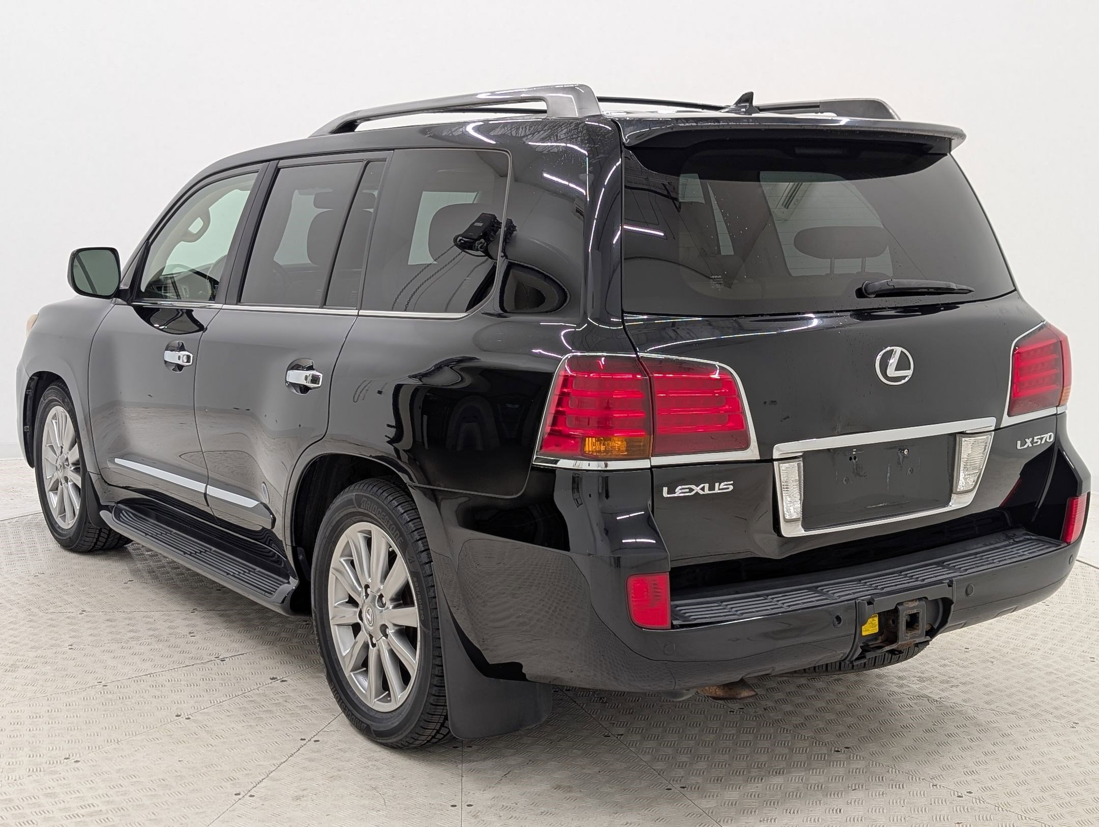 2010 Lexus LX 570 photo 3