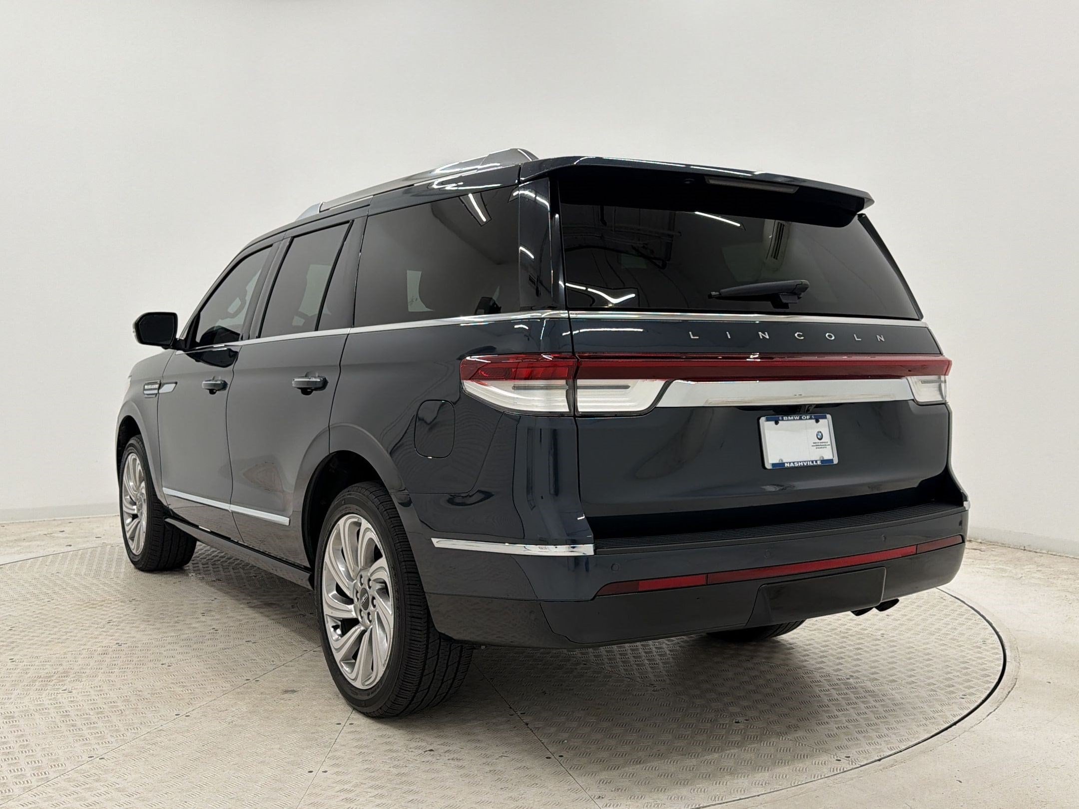 Navigator Reserve SUV