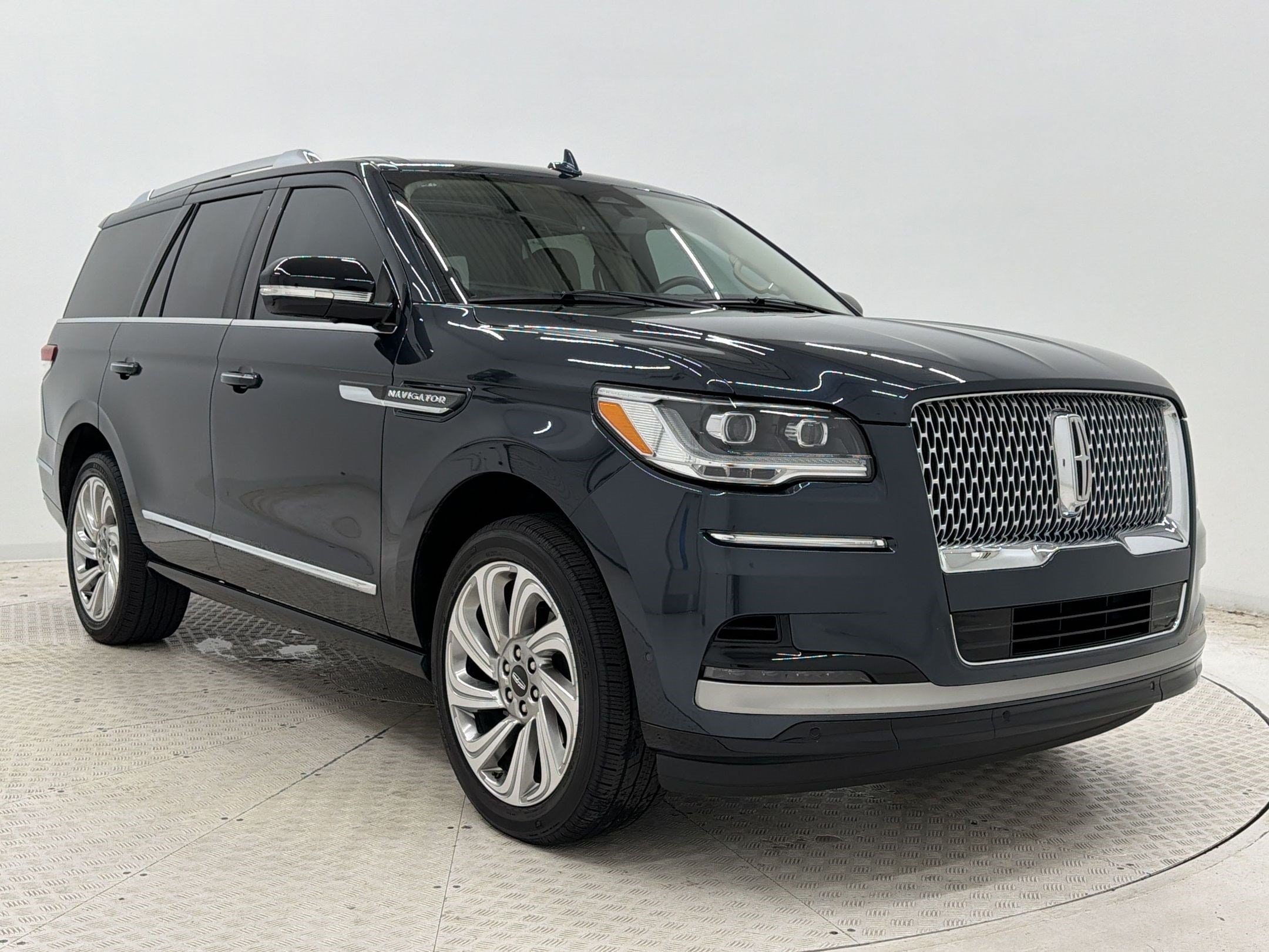 Navigator Reserve SUV