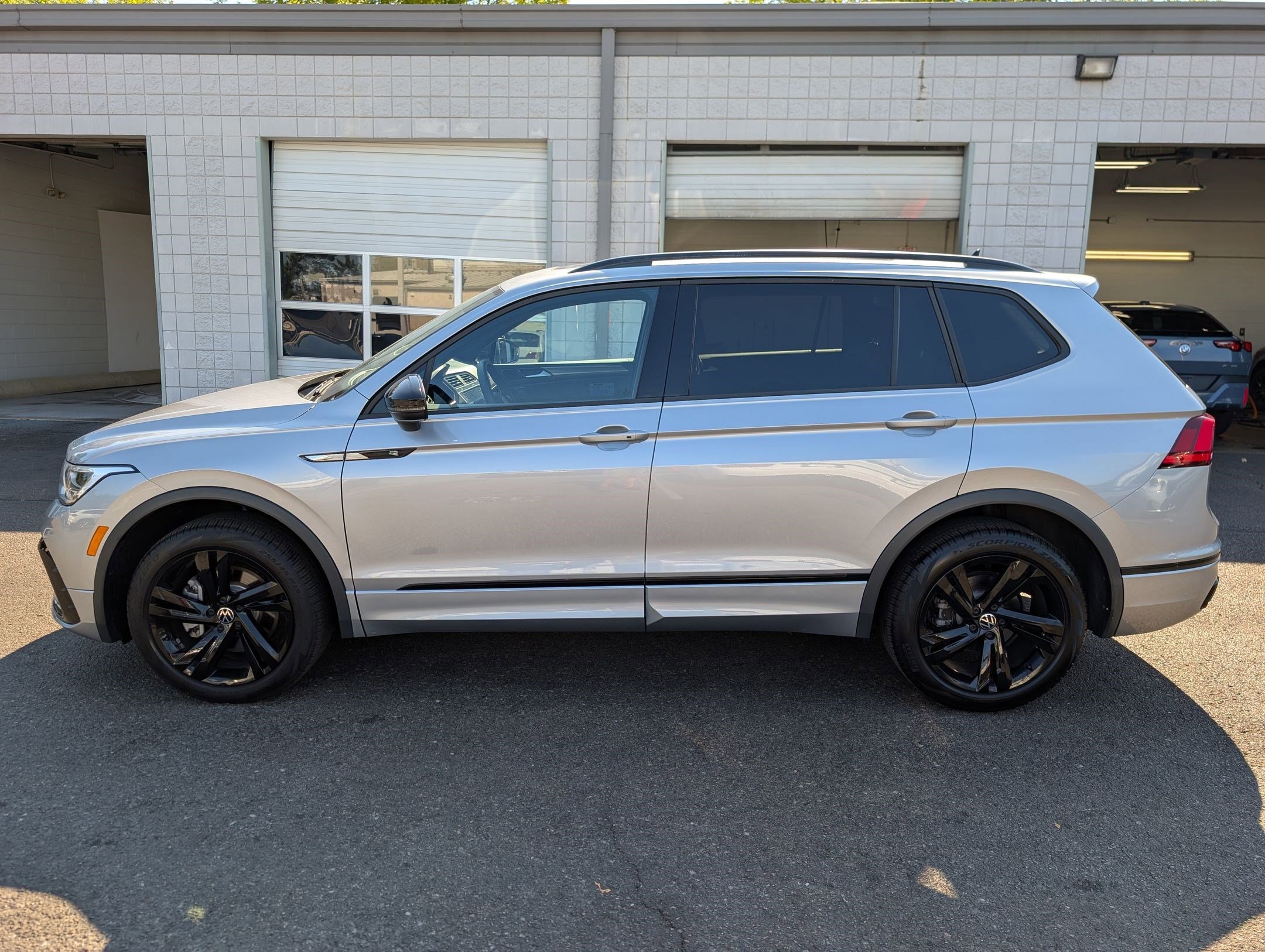 2024 Volkswagen Tiguan SE R-Line Black photo 2