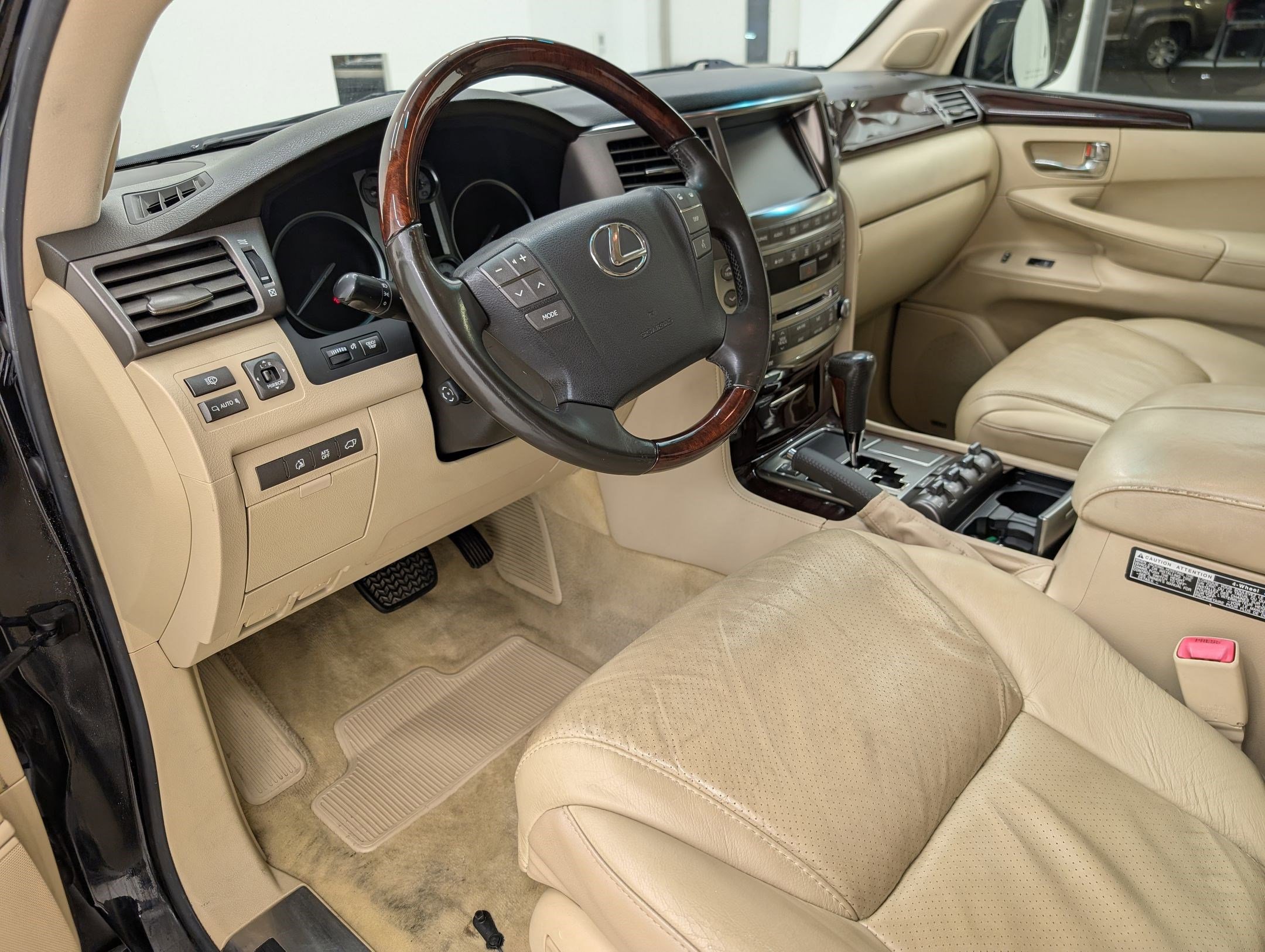 2010 Lexus LX 570 photo 4