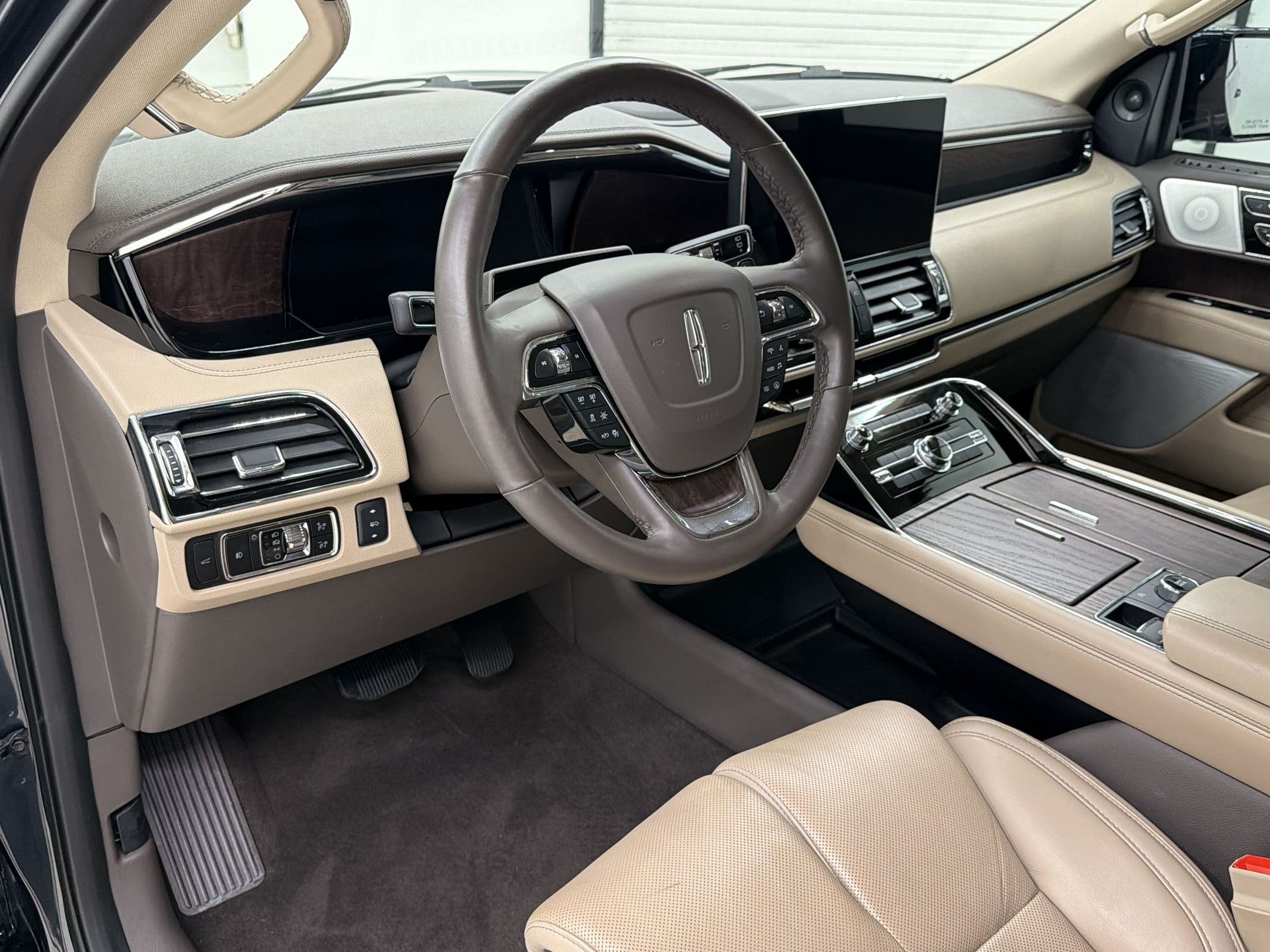 Navigator Reserve SUV