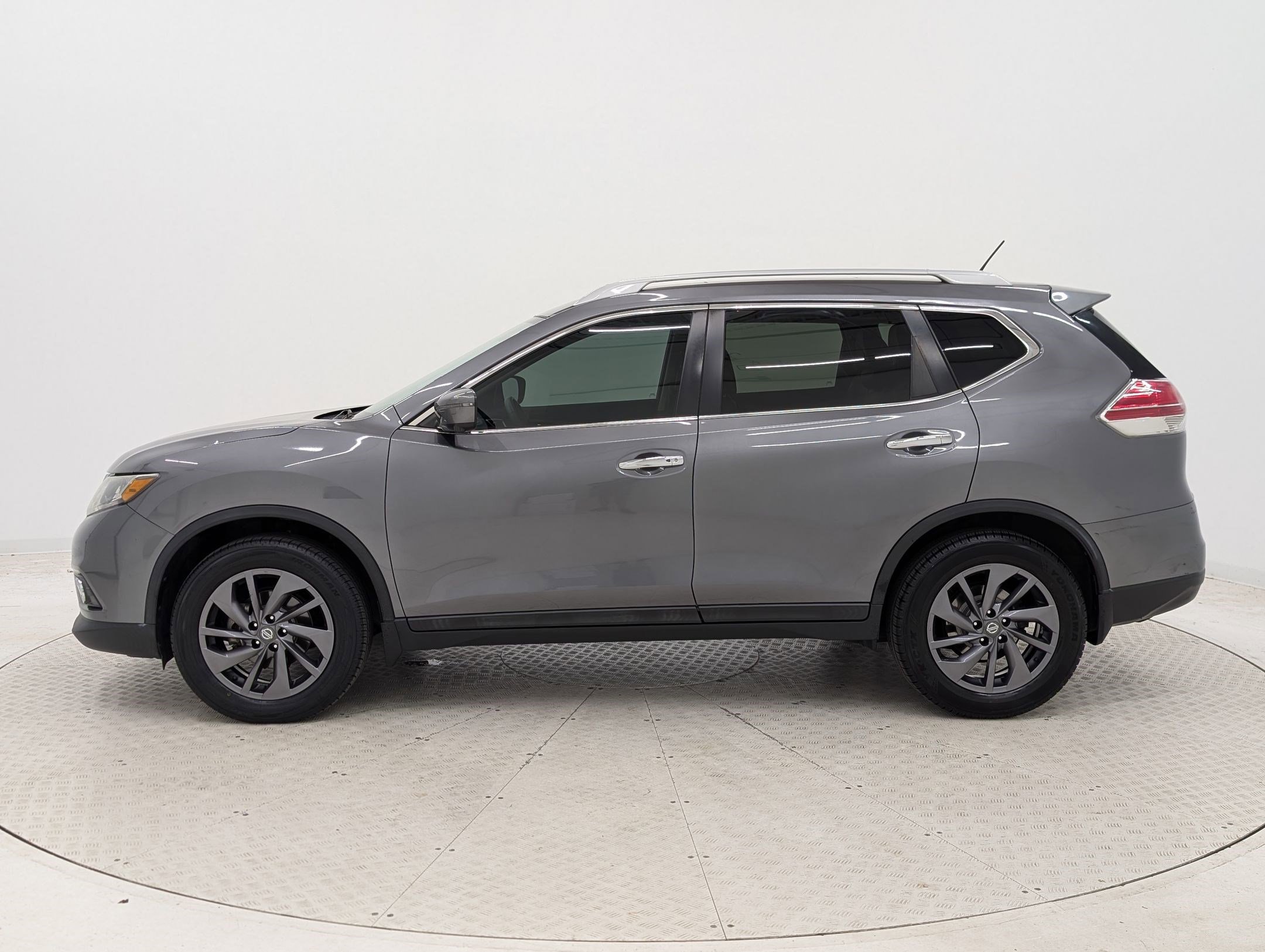 2016 Nissan Rogue SL photo 2