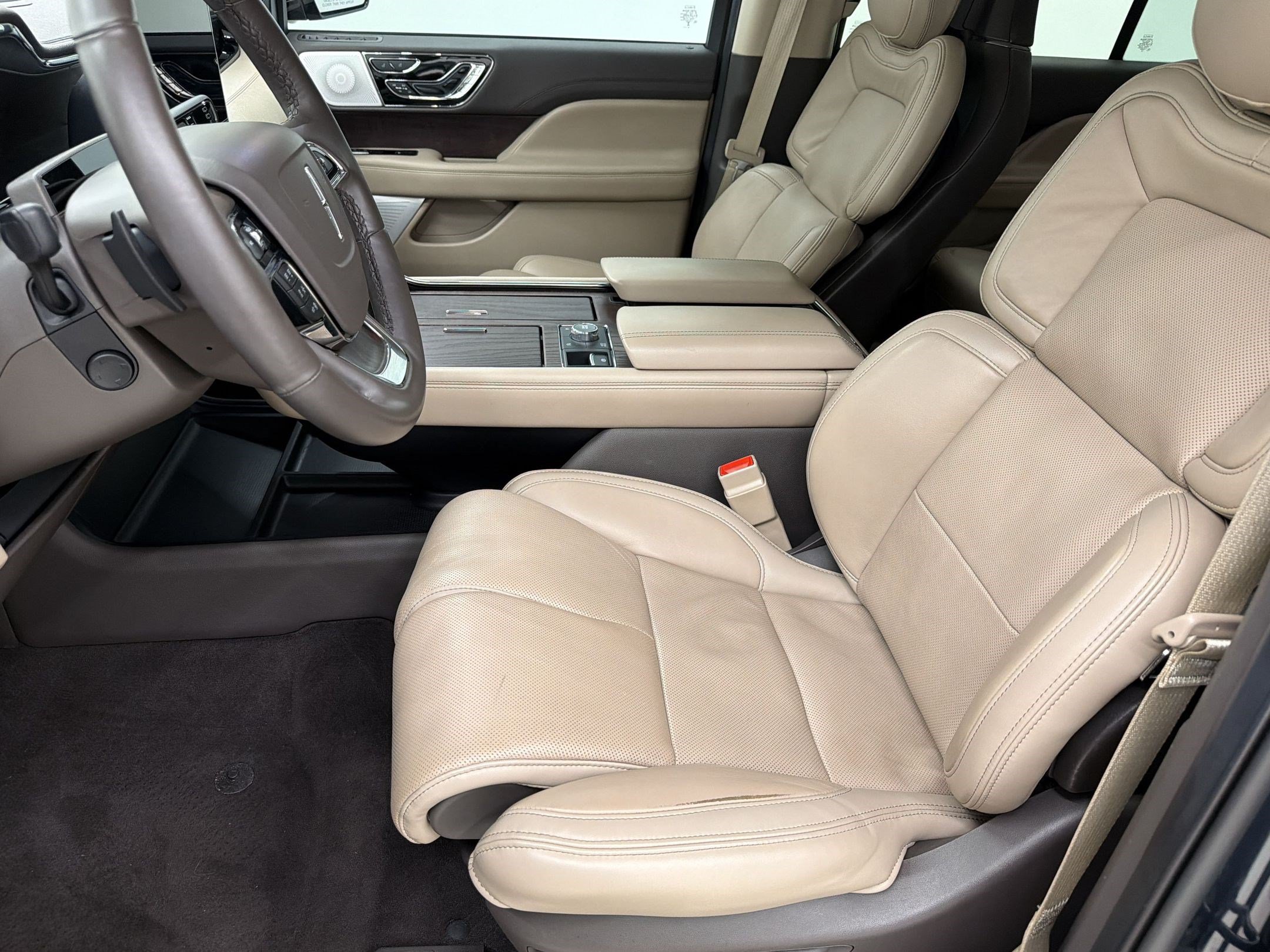 Navigator Reserve SUV