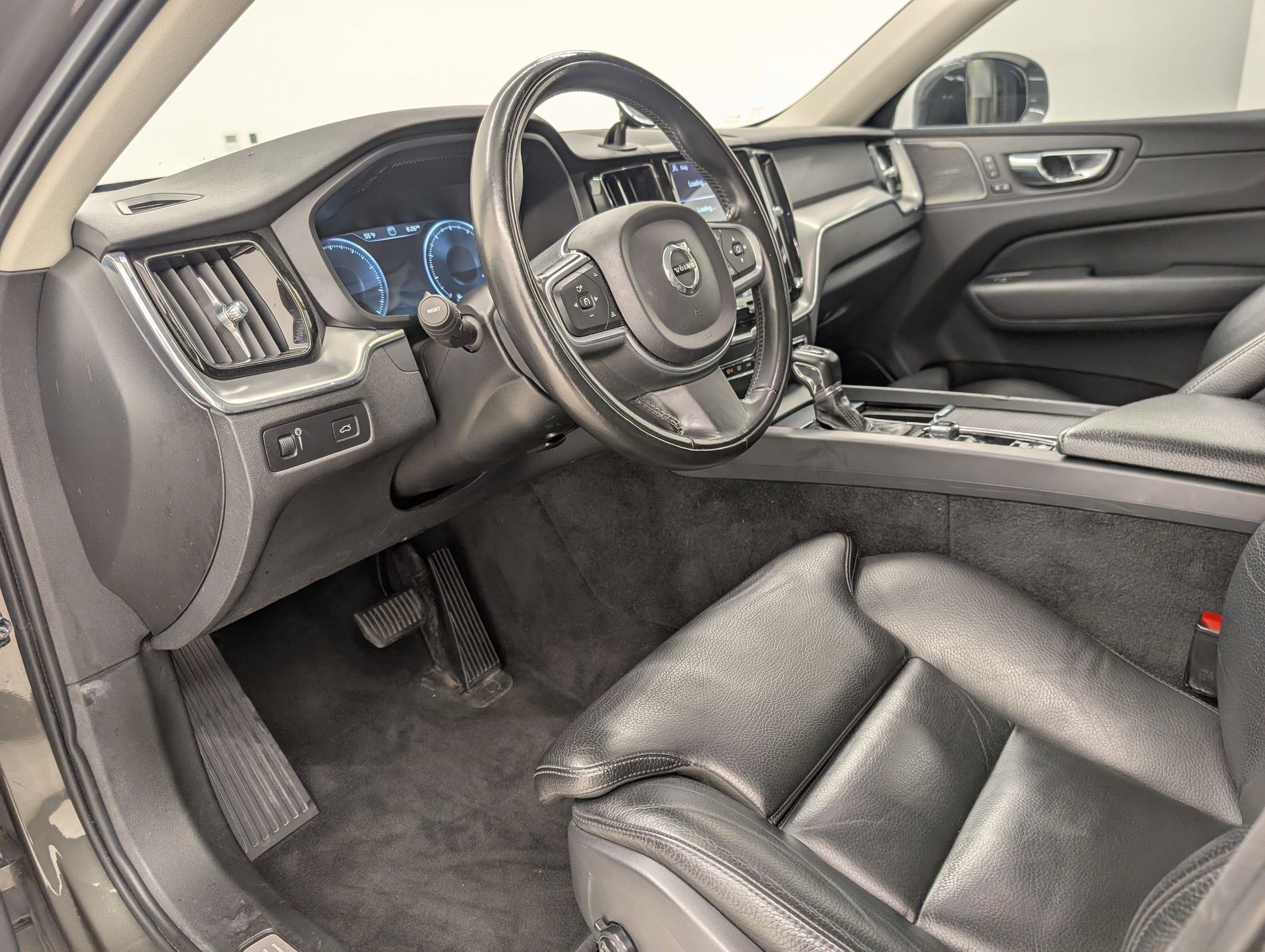 2019 Volvo XC60 Momentum photo 4