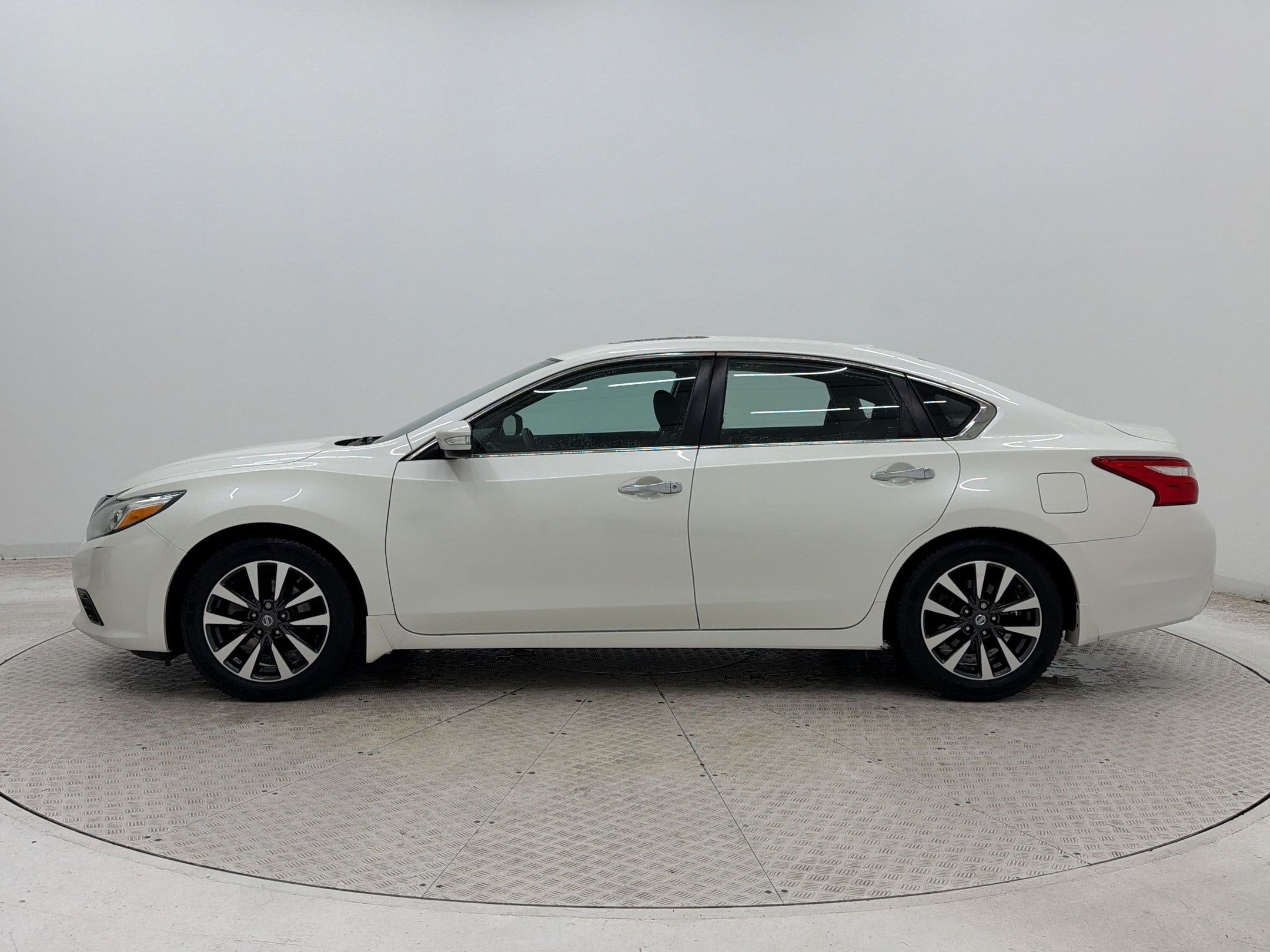 Used 2017 Nissan Altima SV with VIN 1N4AL3AP4HC297346 for sale in Nashville, TN
