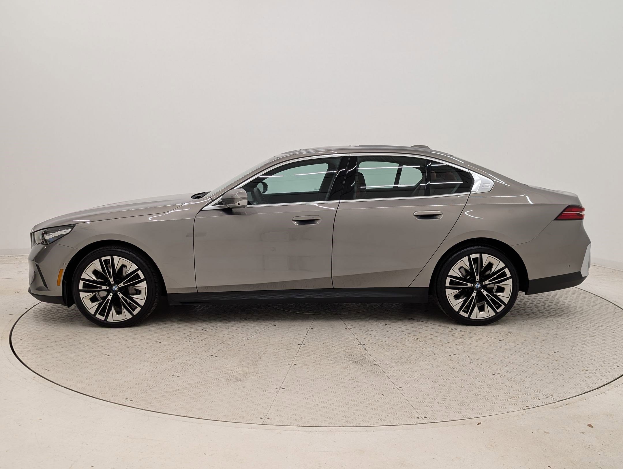 2025 Bmw 540i xDrive photo 2