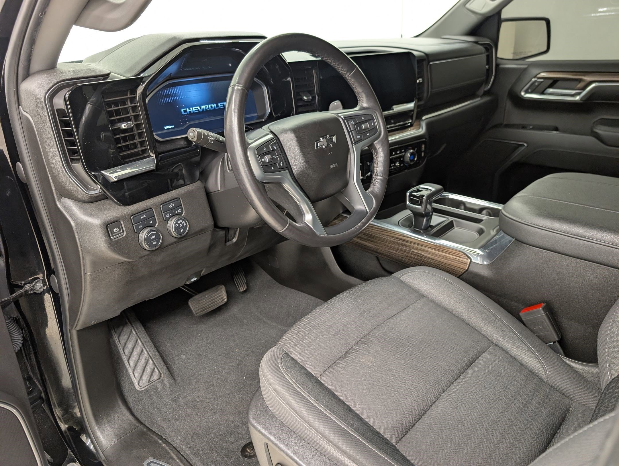 2023 Chevrolet Silverado 1500 RST photo 4