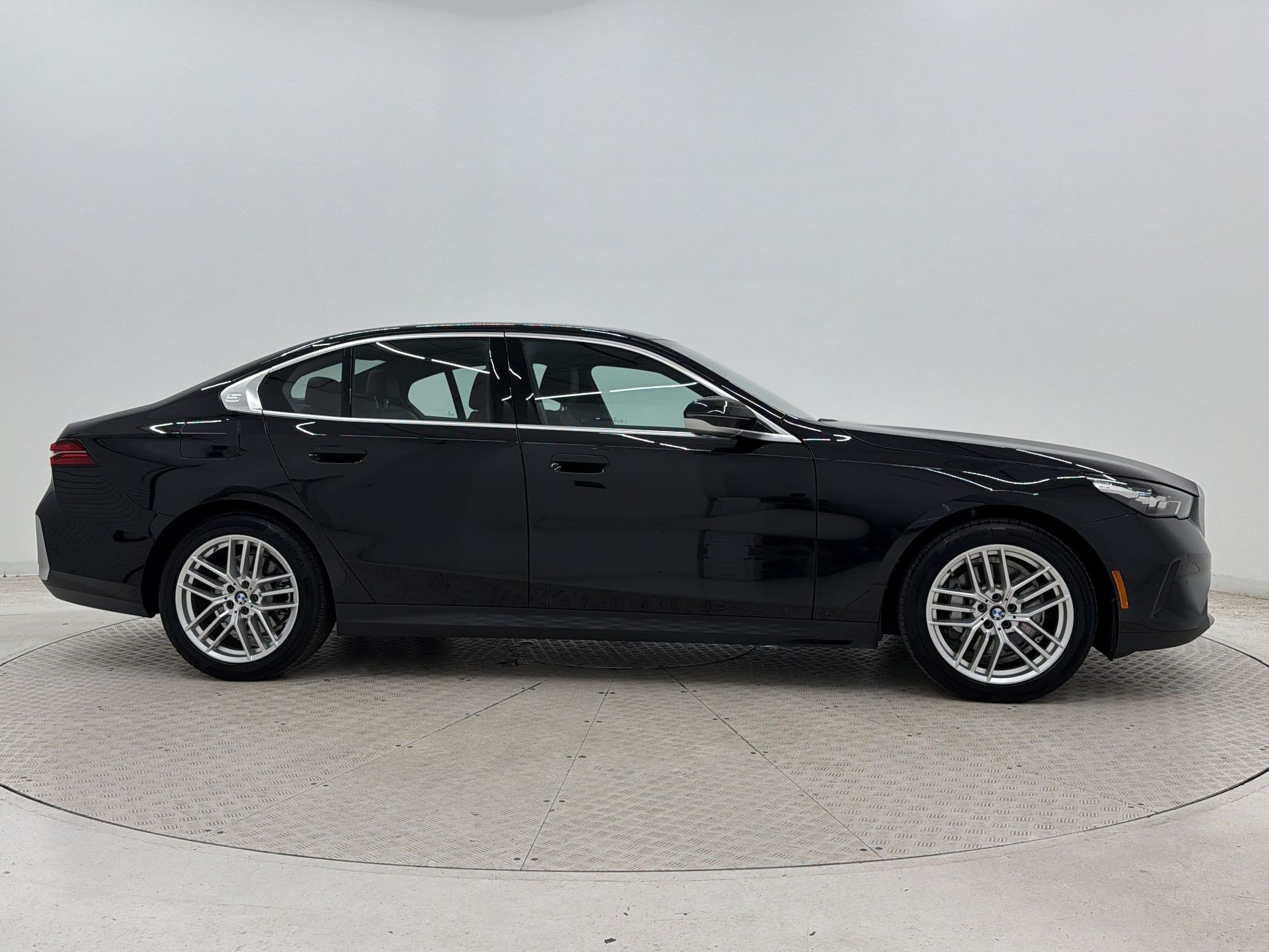 2025 BMW 5 Series 530i - Photo 8