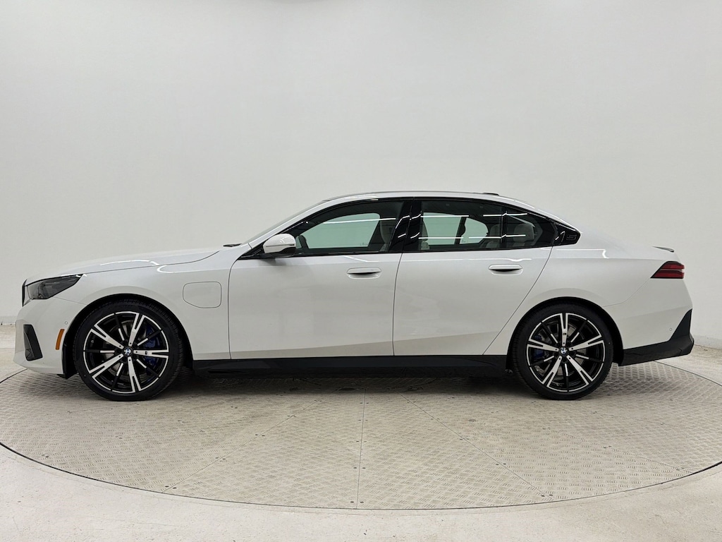 New 2027 BMW 550e xDrive Sedan