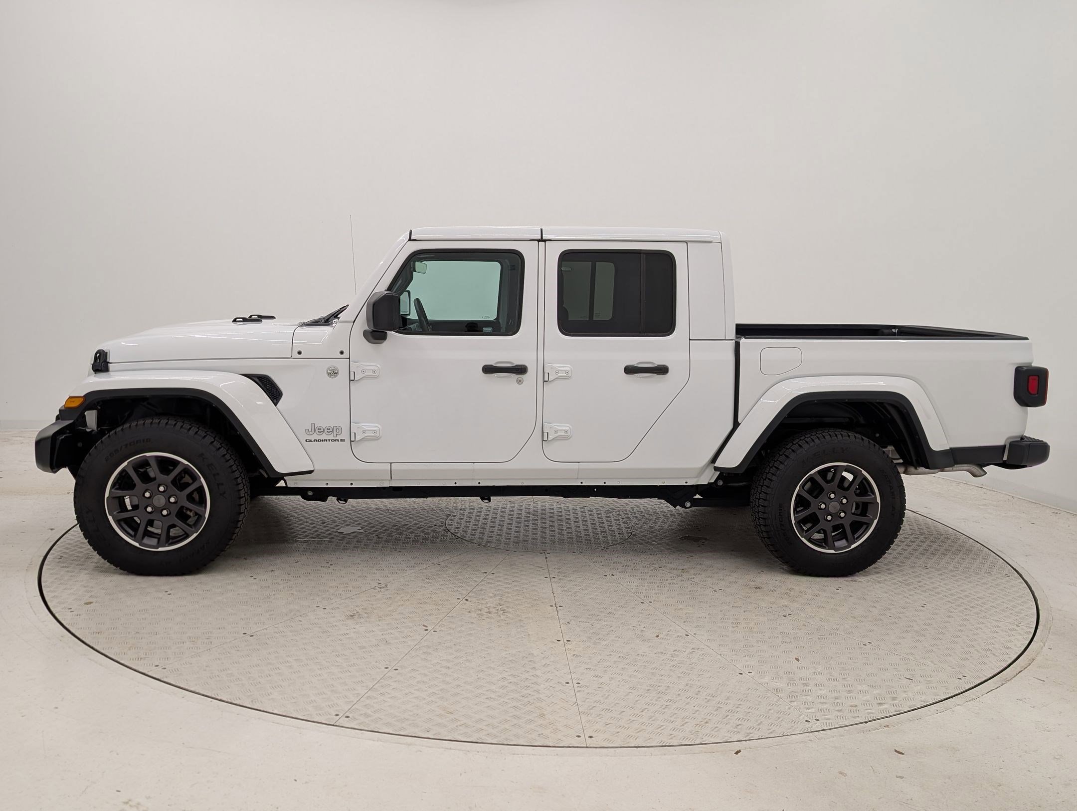 2023 Jeep Gladiator Overland photo 2