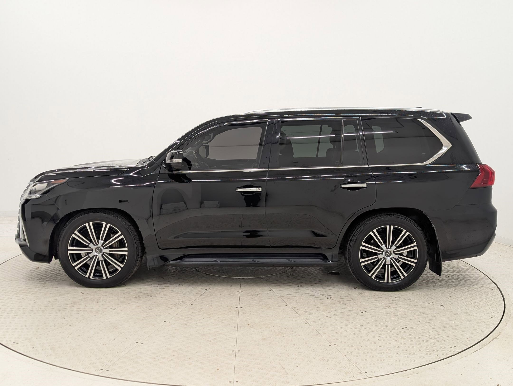 2020 Lexus LX 570 photo 2