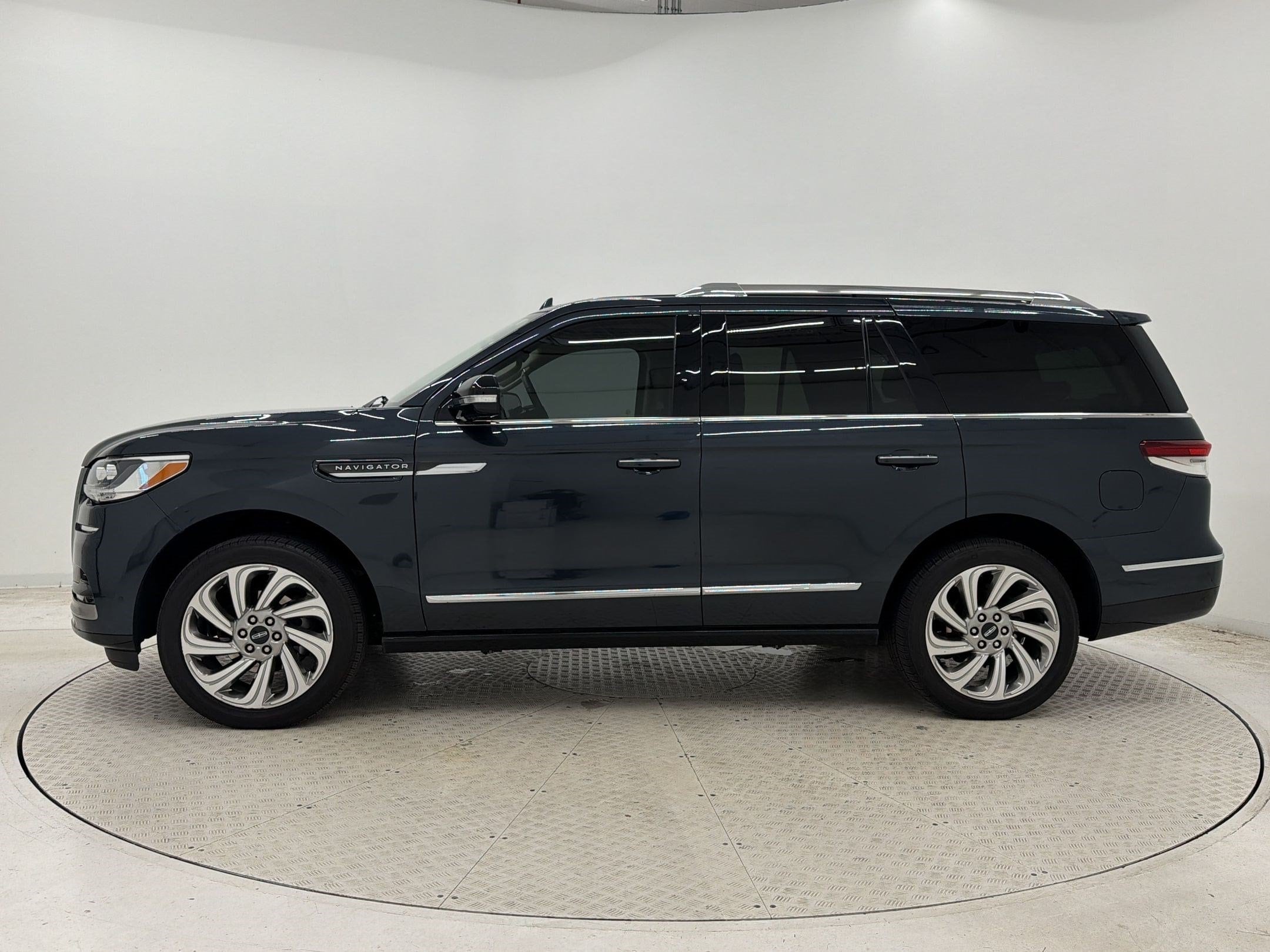 Navigator Reserve SUV