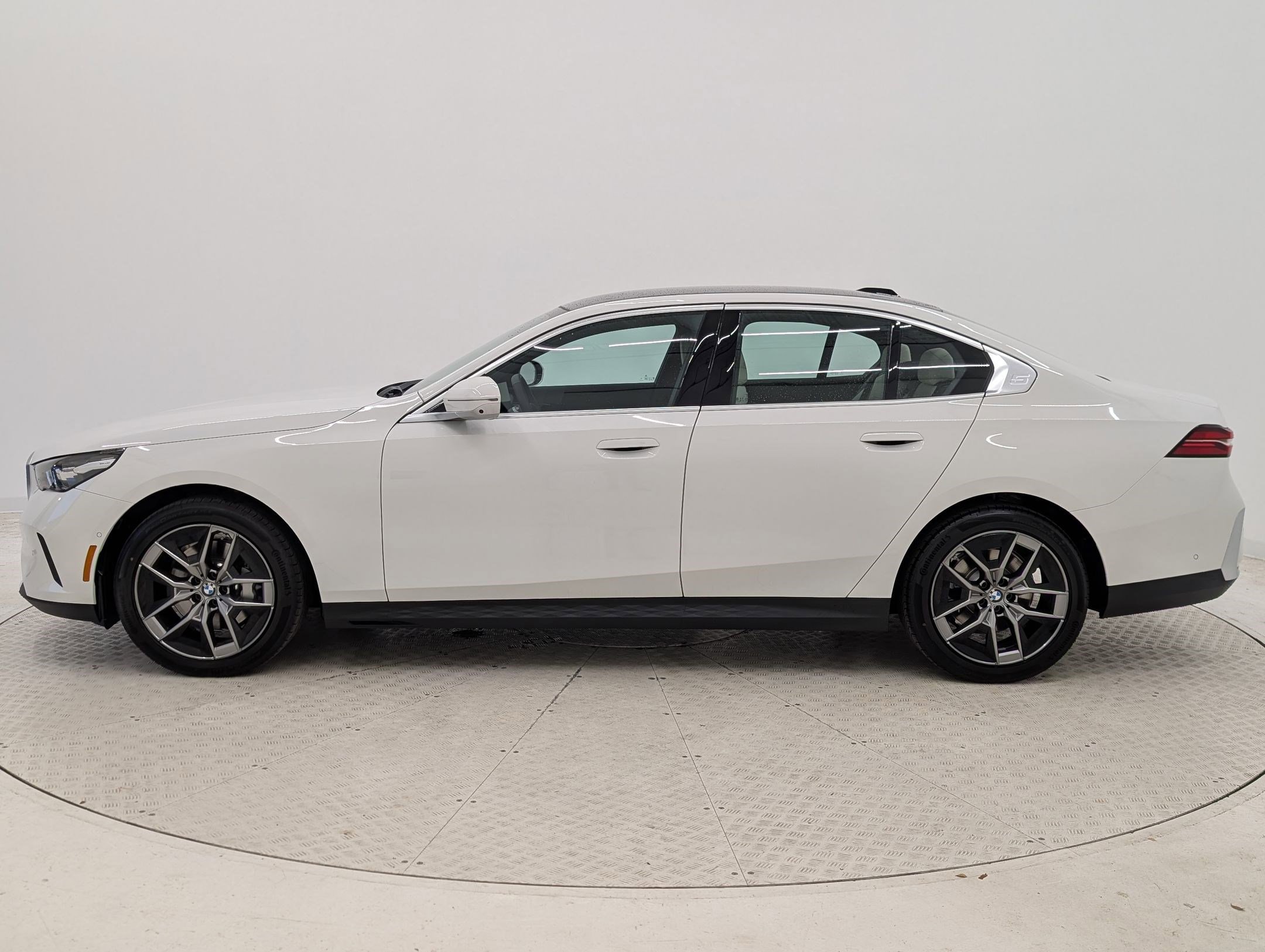 2026 Bmw 530i Sedan photo 2