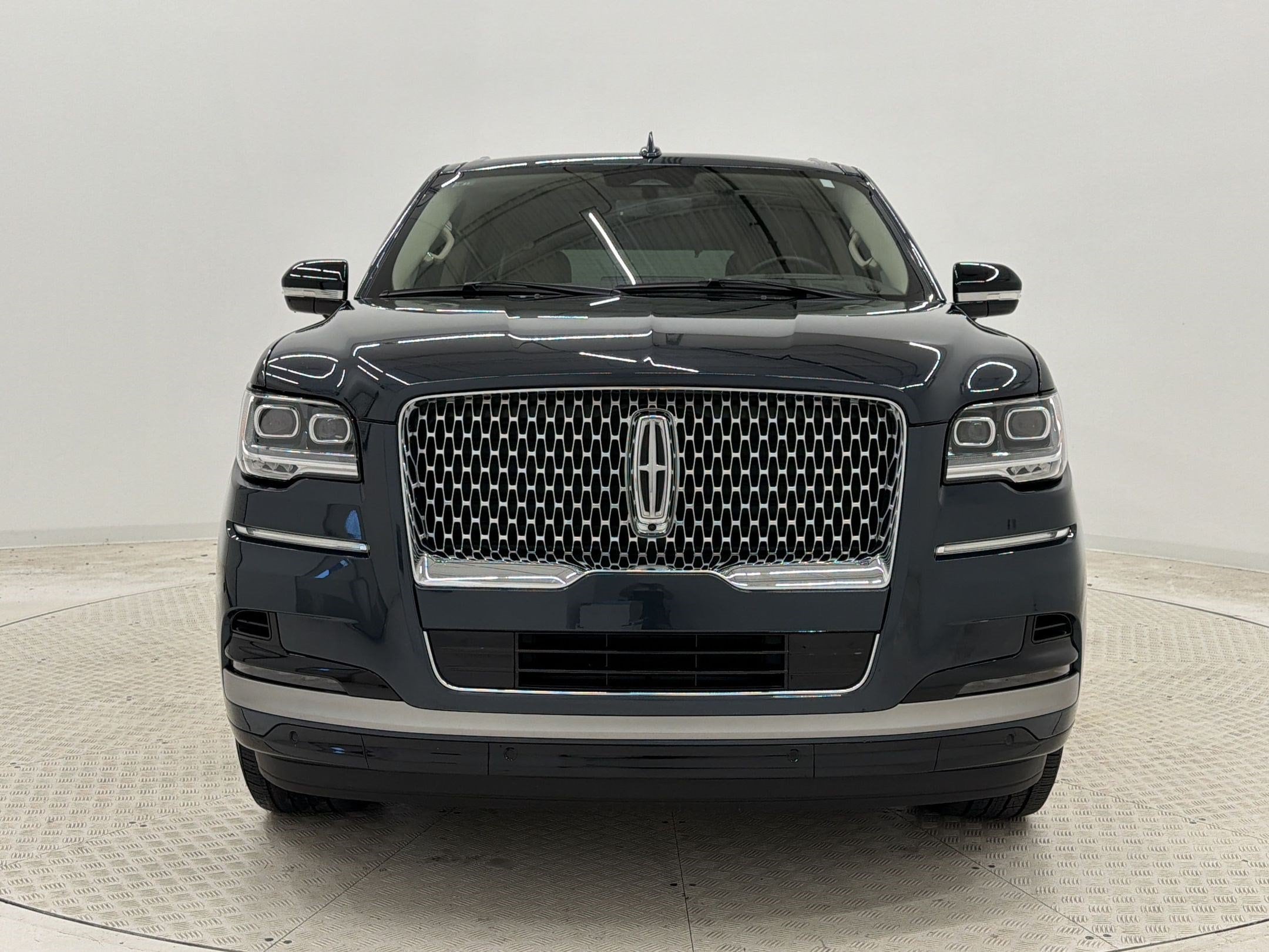 Navigator Reserve SUV