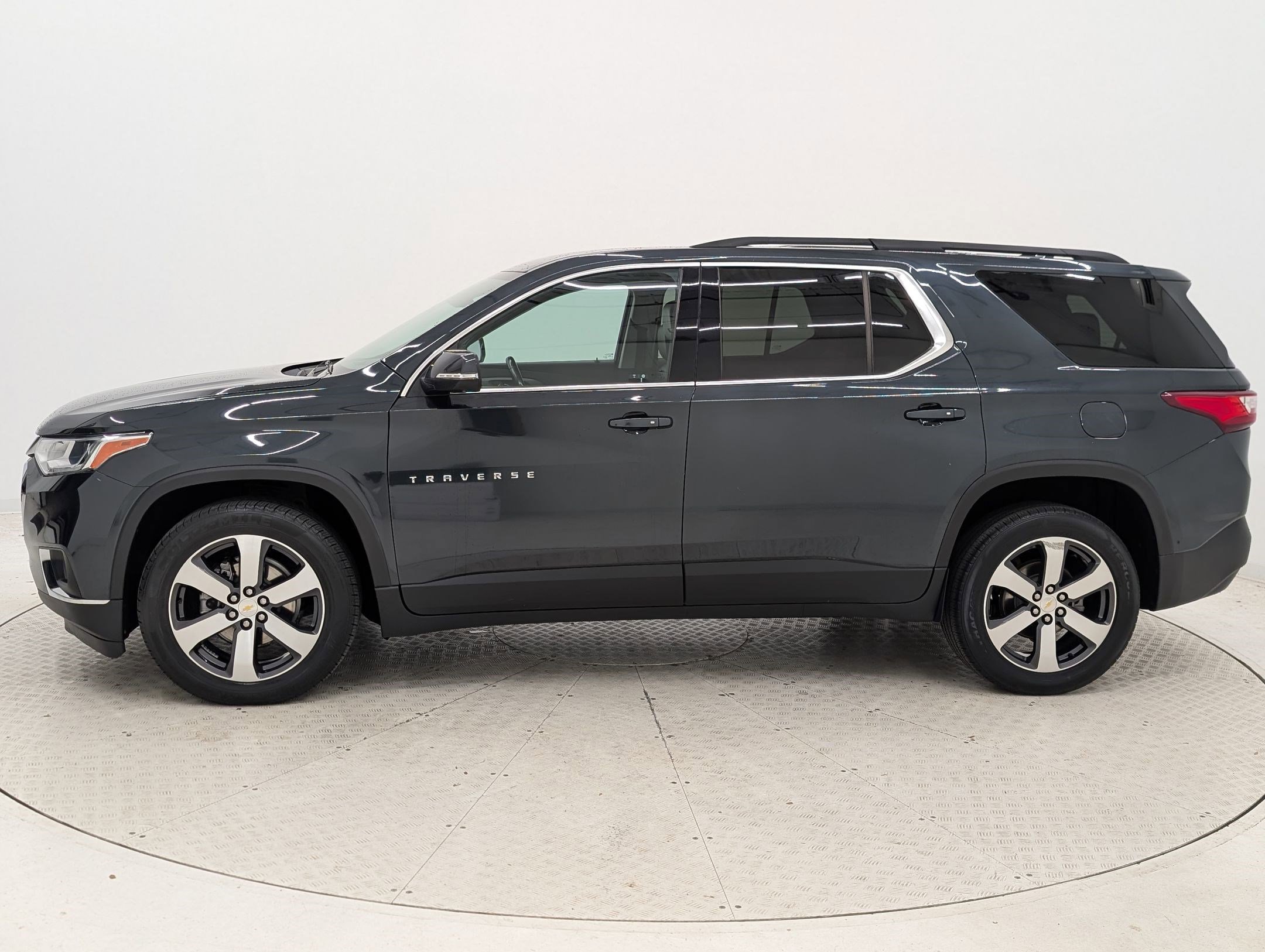 2021 Chevrolet Traverse Leather photo 2