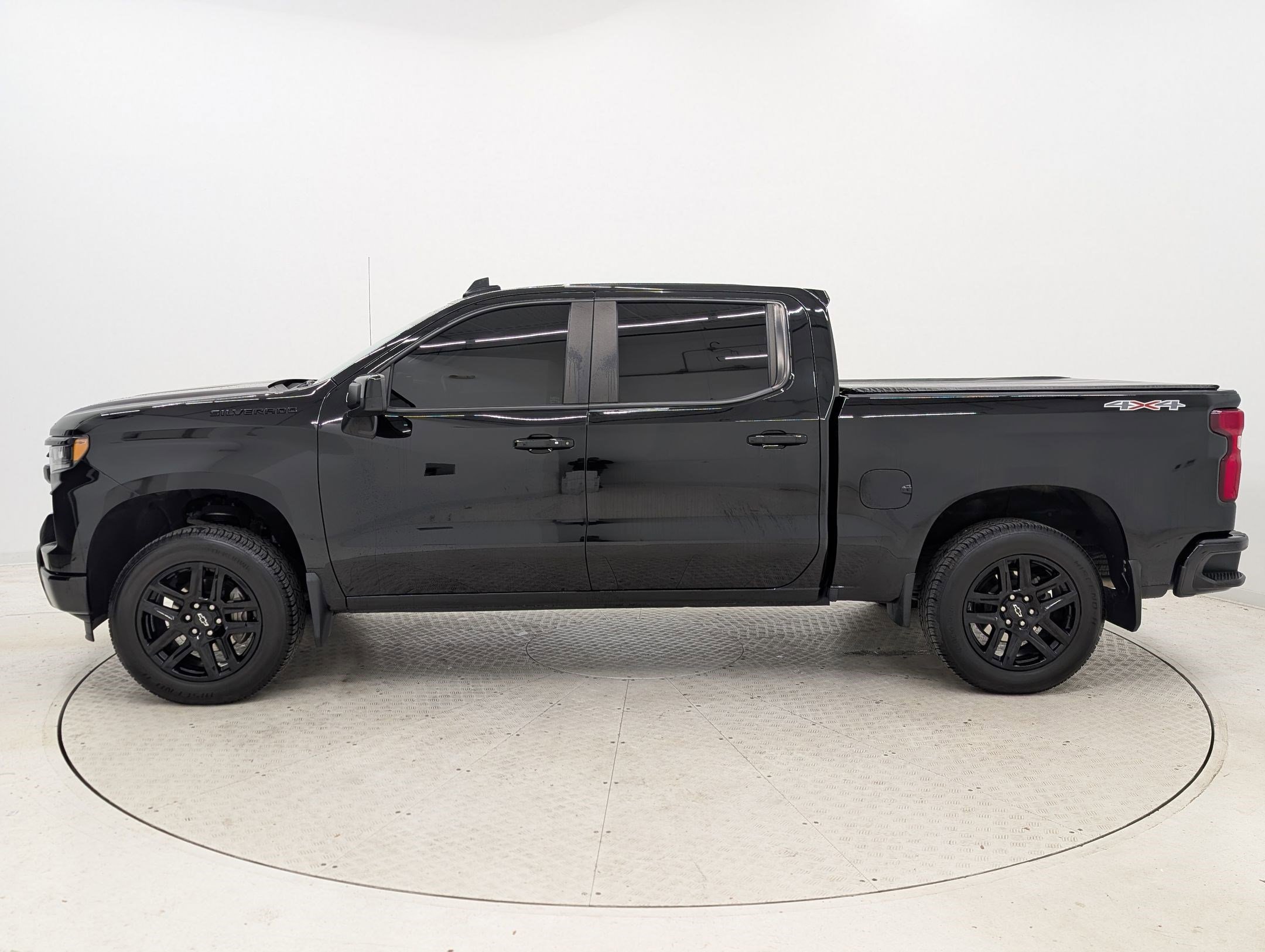 2023 Chevrolet Silverado 1500 RST photo 2