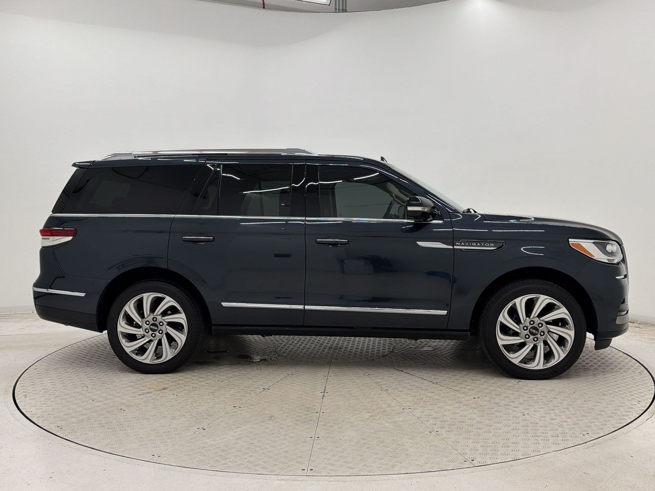 Navigator Reserve SUV