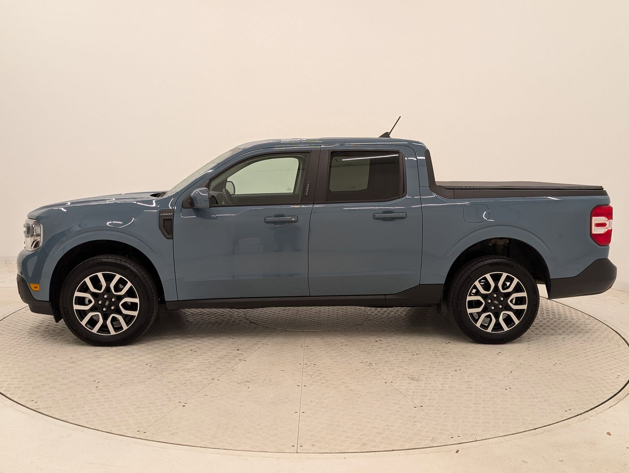 2023 Ford Maverick Lariat photo 2