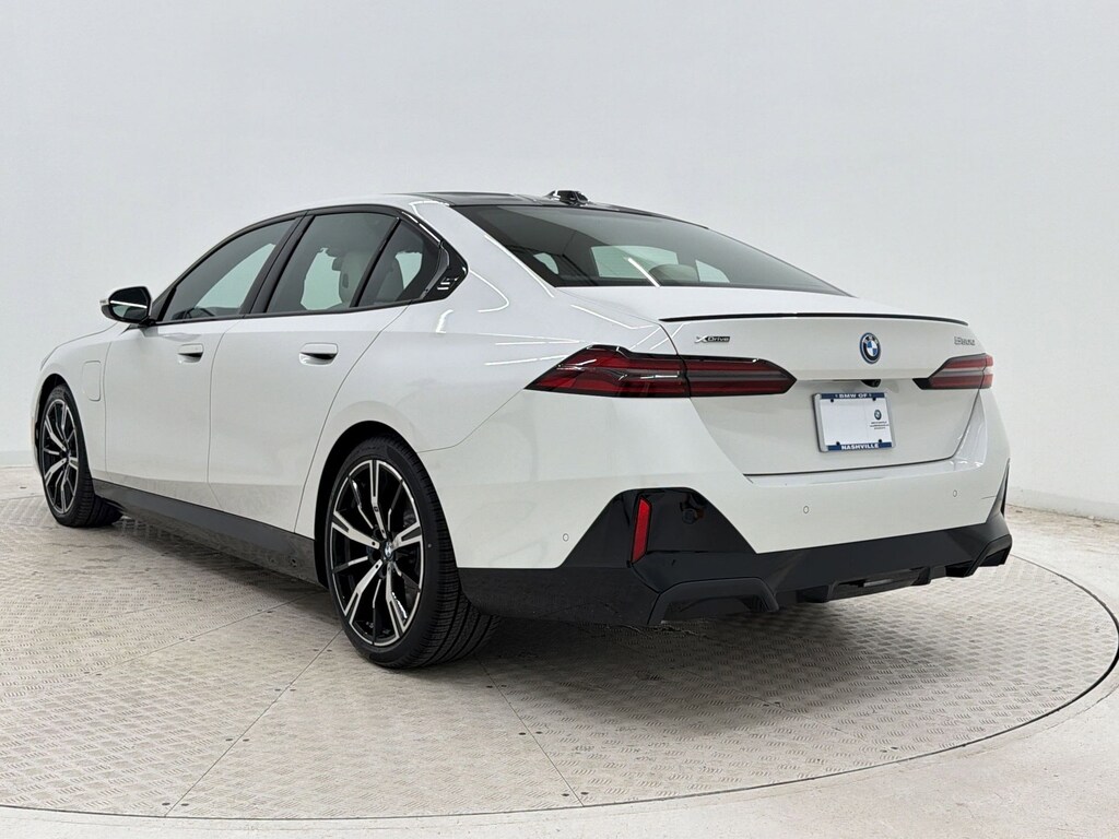 New 2027 BMW 550e xDrive Sedan