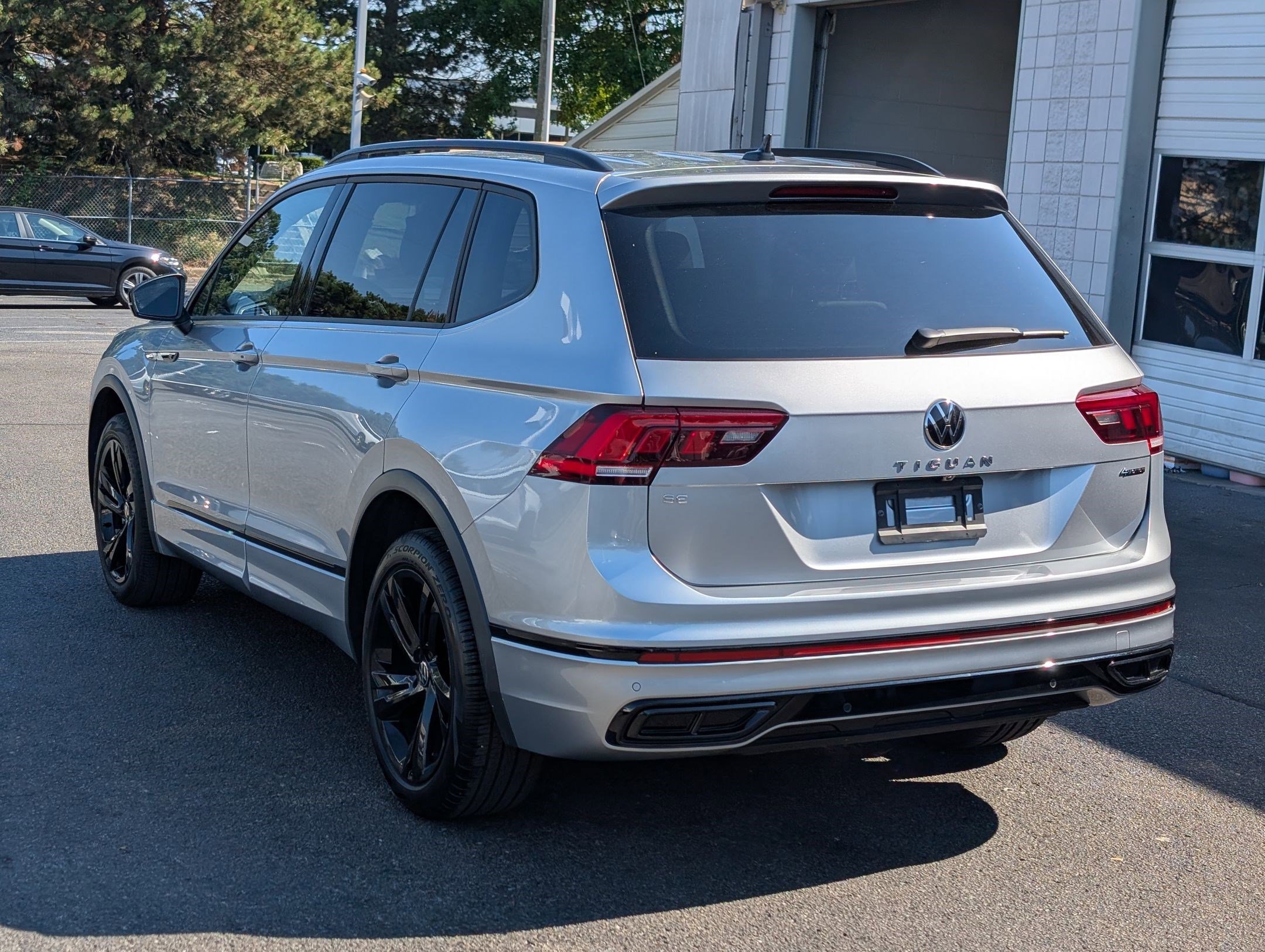 2024 Volkswagen Tiguan SE R-Line Black photo 3
