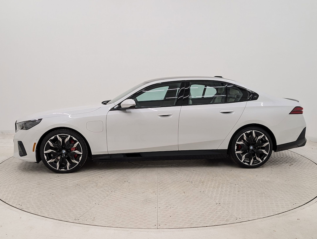 New 2026 BMW 550e xDrive Sedan