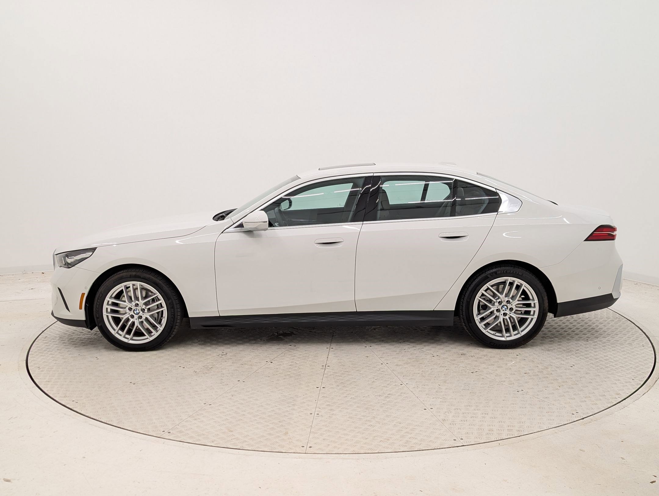 2024 Bmw 540i xDrive photo 2