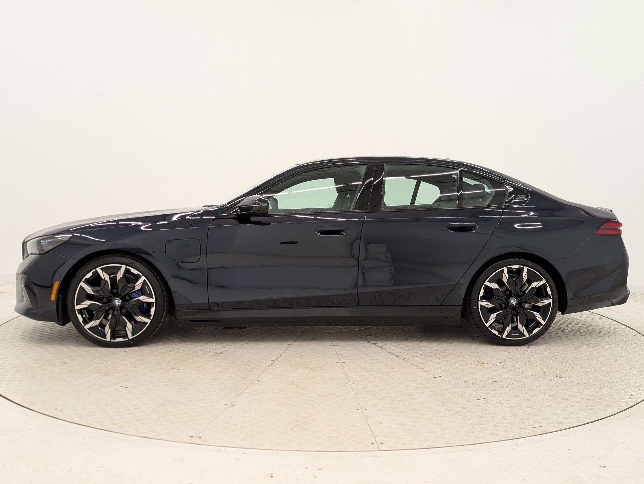 2026 Bmw 550e xDrive photo 2