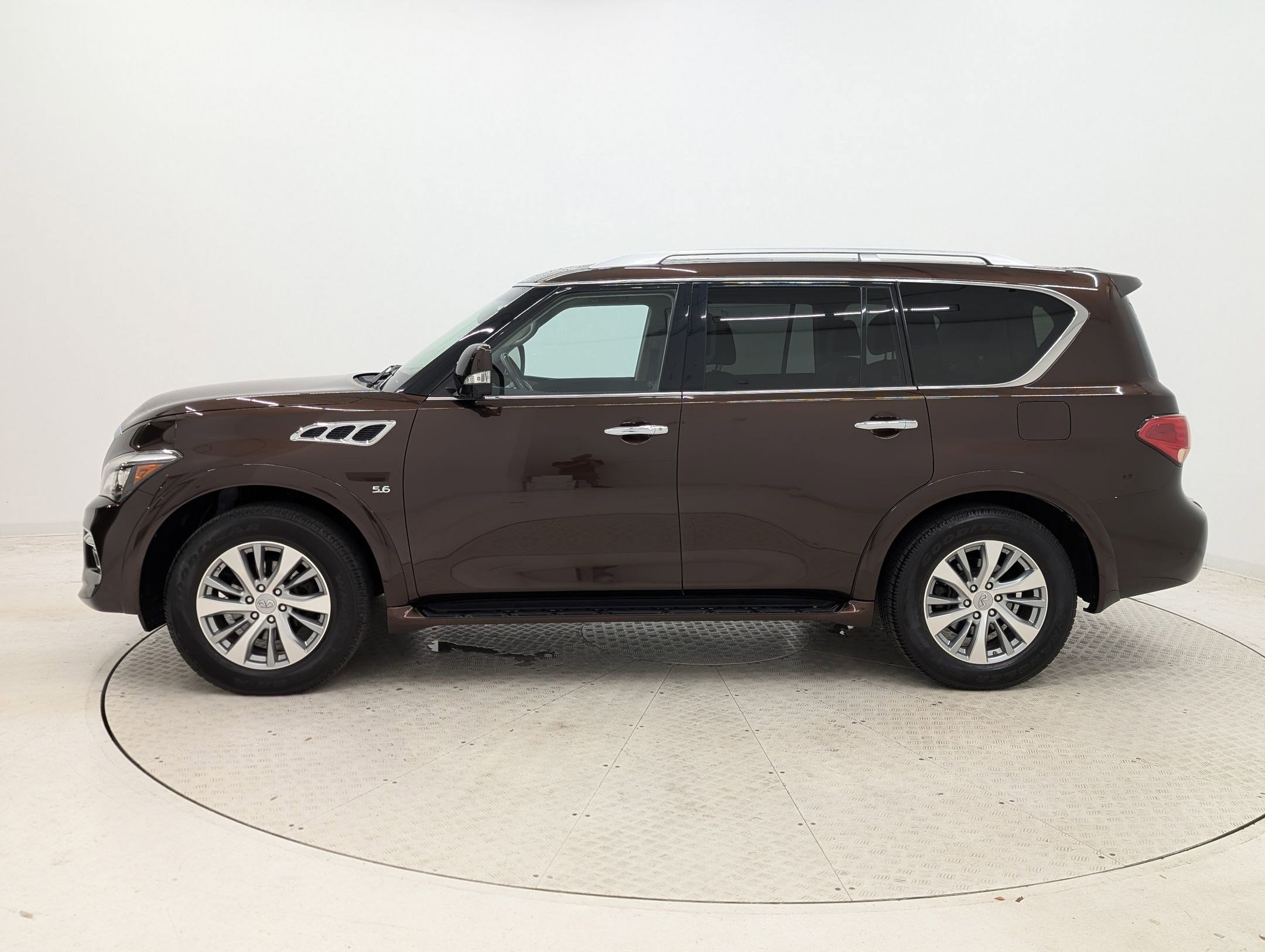 2017 Infiniti QX80 photo 2