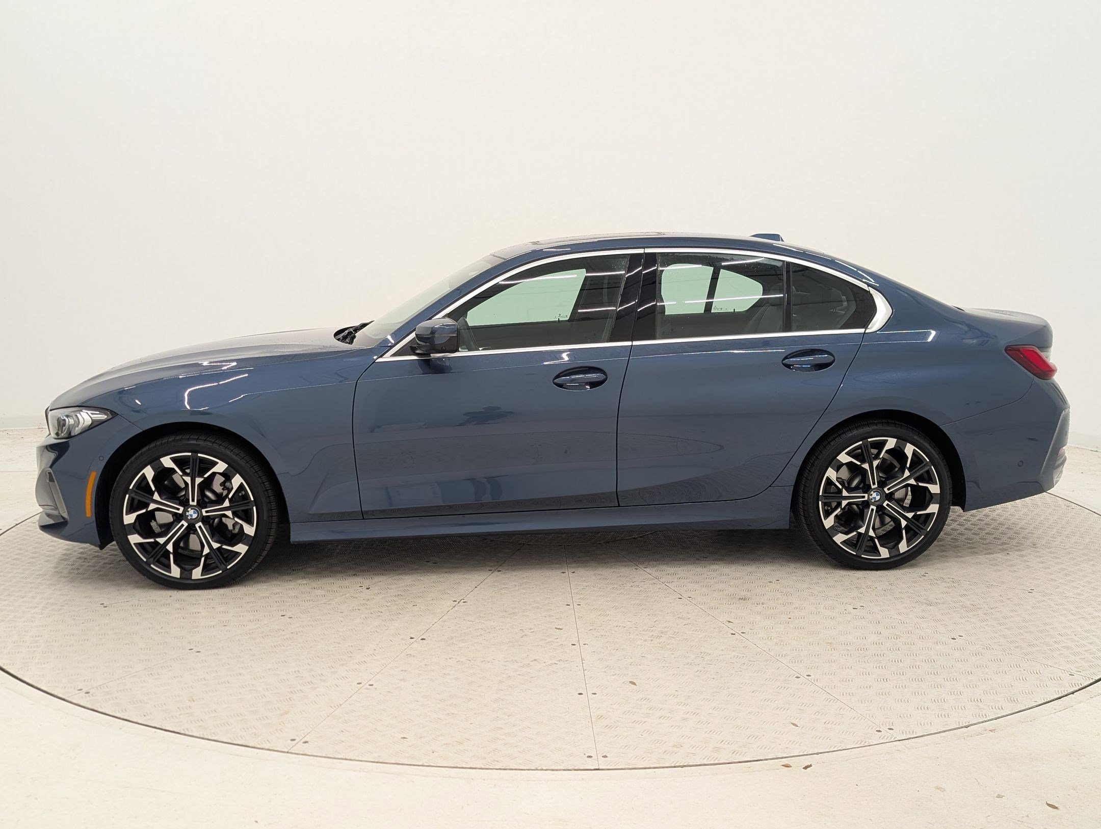 2025 Bmw 330i Sedan photo 2