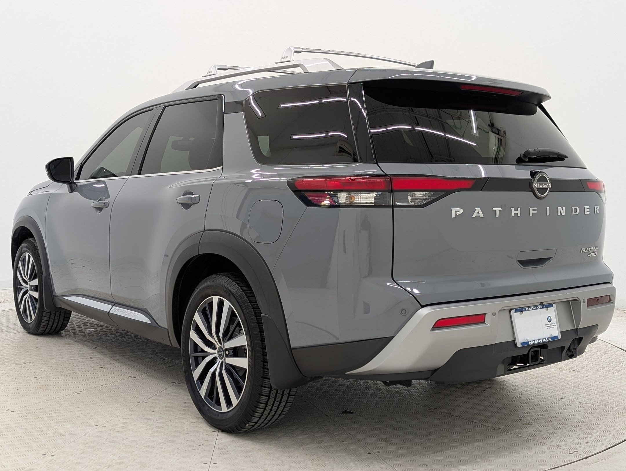 2022 Nissan Pathfinder Platinum photo 2