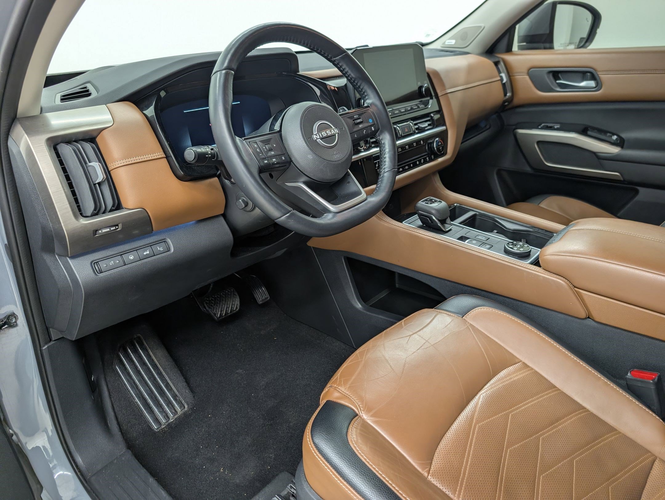 2022 Nissan Pathfinder Platinum photo 3