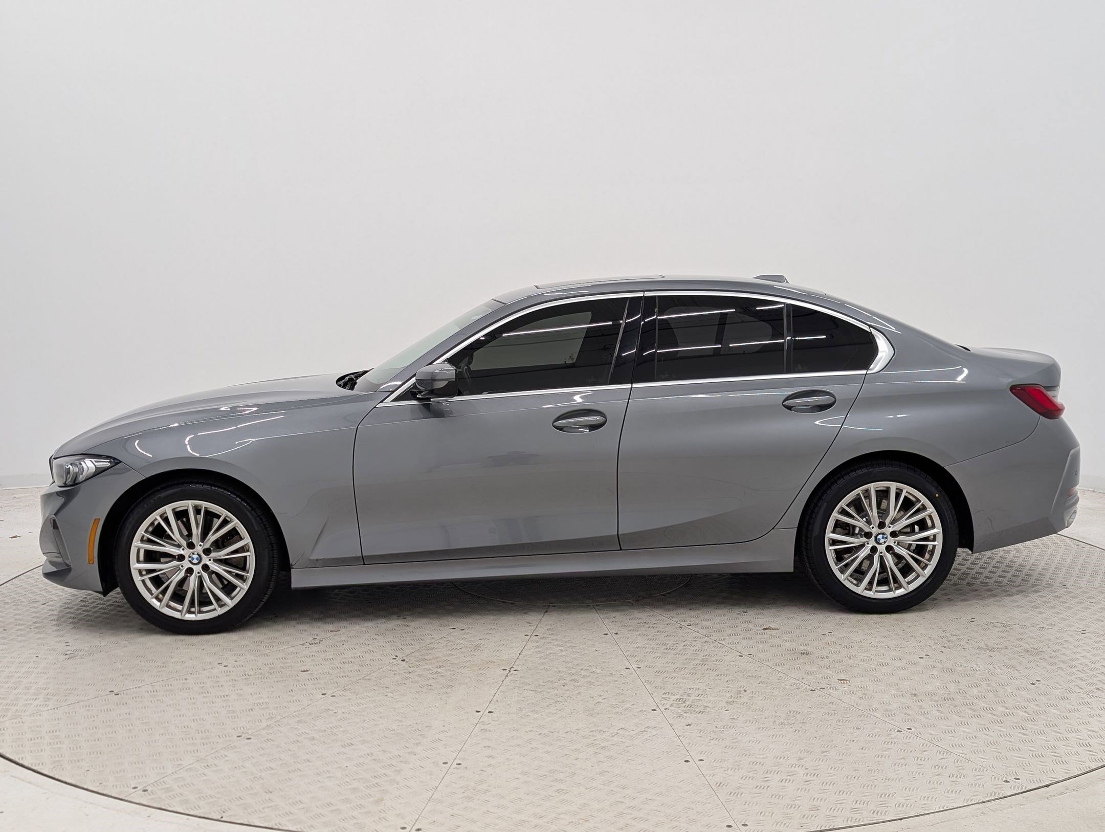 2023 Bmw 330i Sedan photo 2