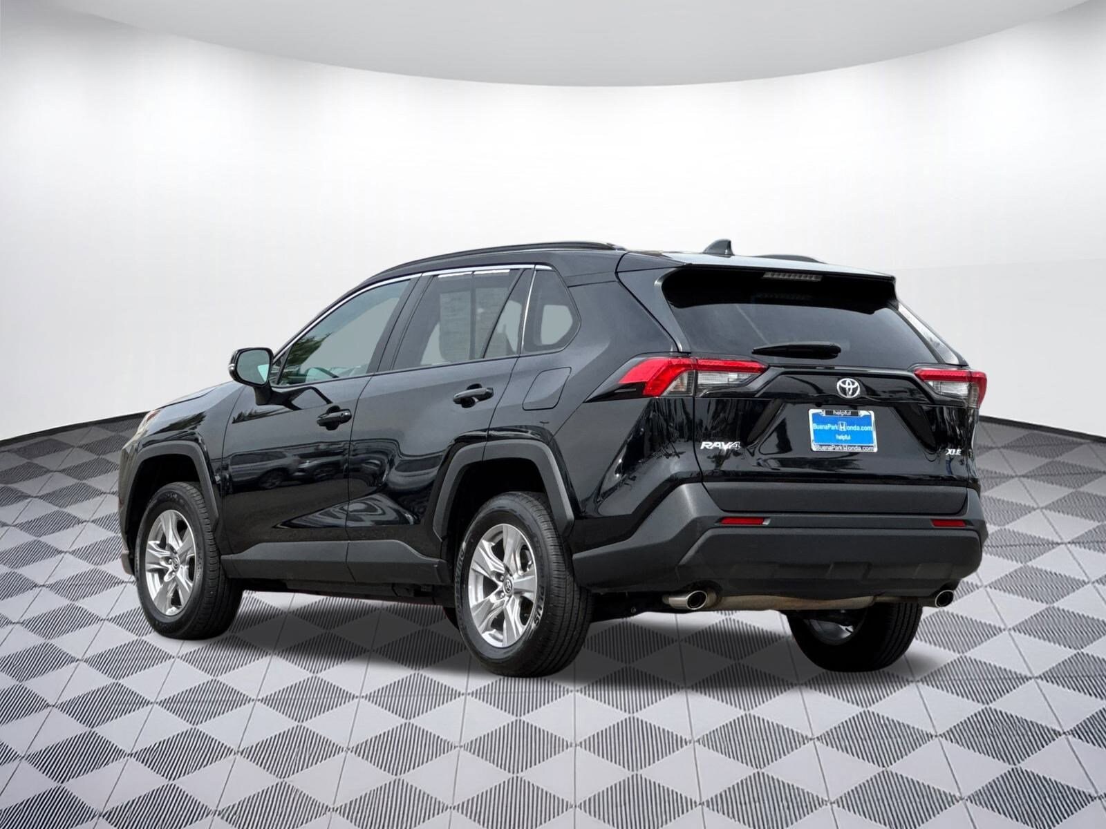 2023 Toyota RAV4 XLE photo 3