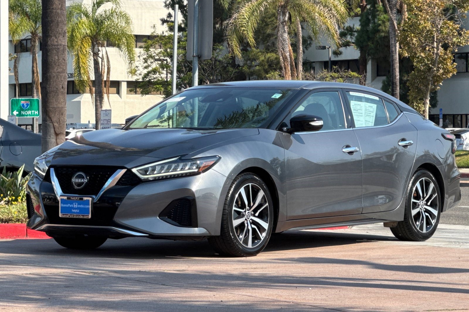 2023 Nissan Maxima SV photo 2