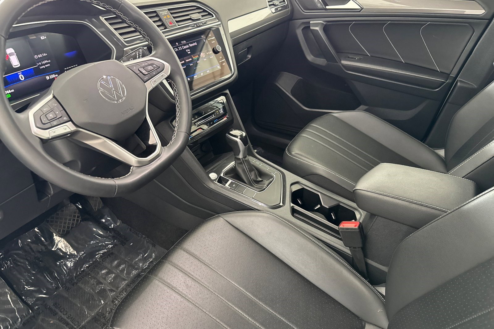 2024 Volkswagen Tiguan SE Wolfsburg Edition photo 4