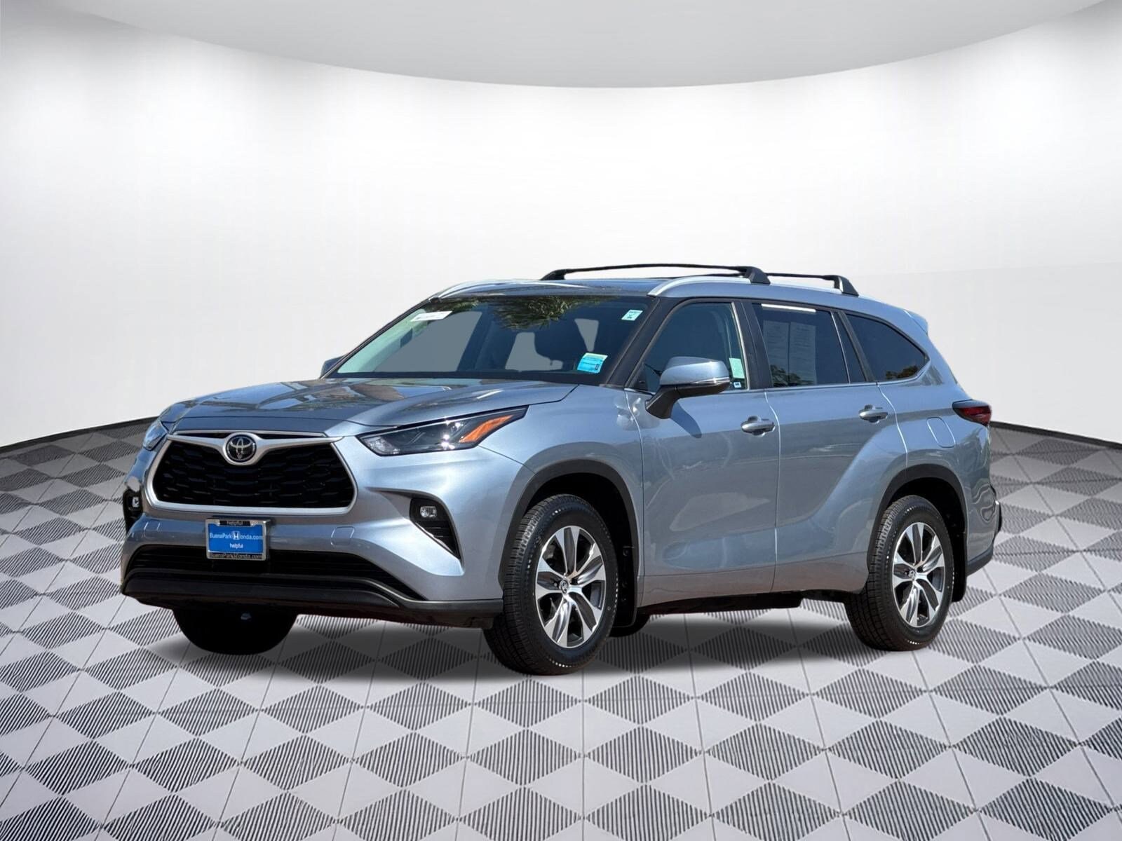 2024 Toyota Highlander XLE photo 2