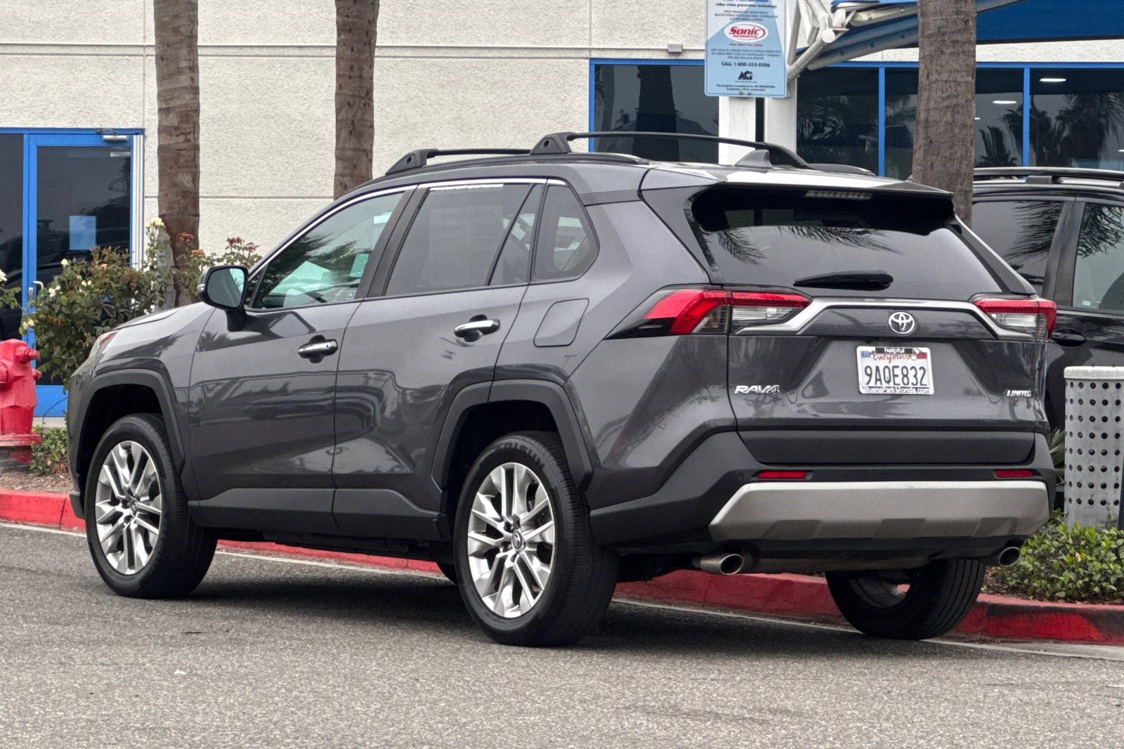 2019 Toyota RAV4 Limited photo 3
