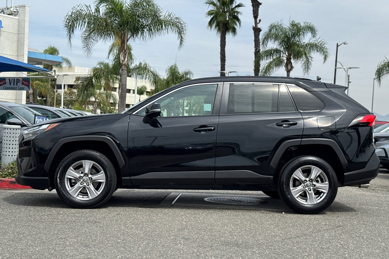 2023 Toyota RAV4 XLE photo 2