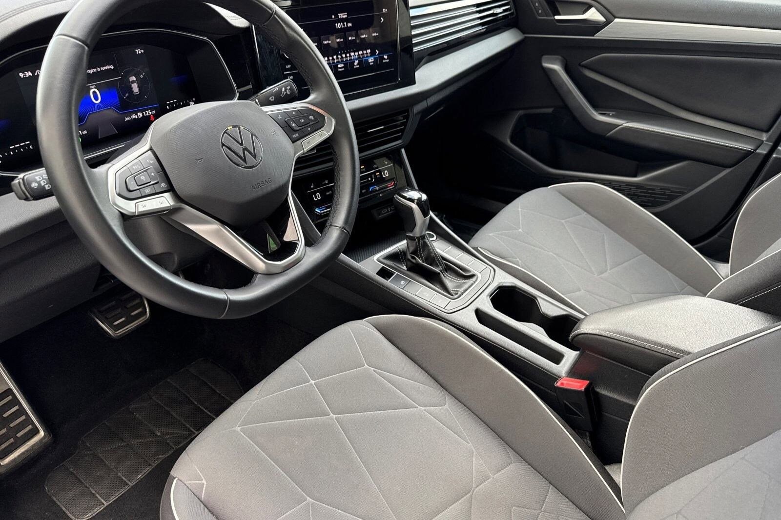 2025 Volkswagen Jetta Sport photo 4